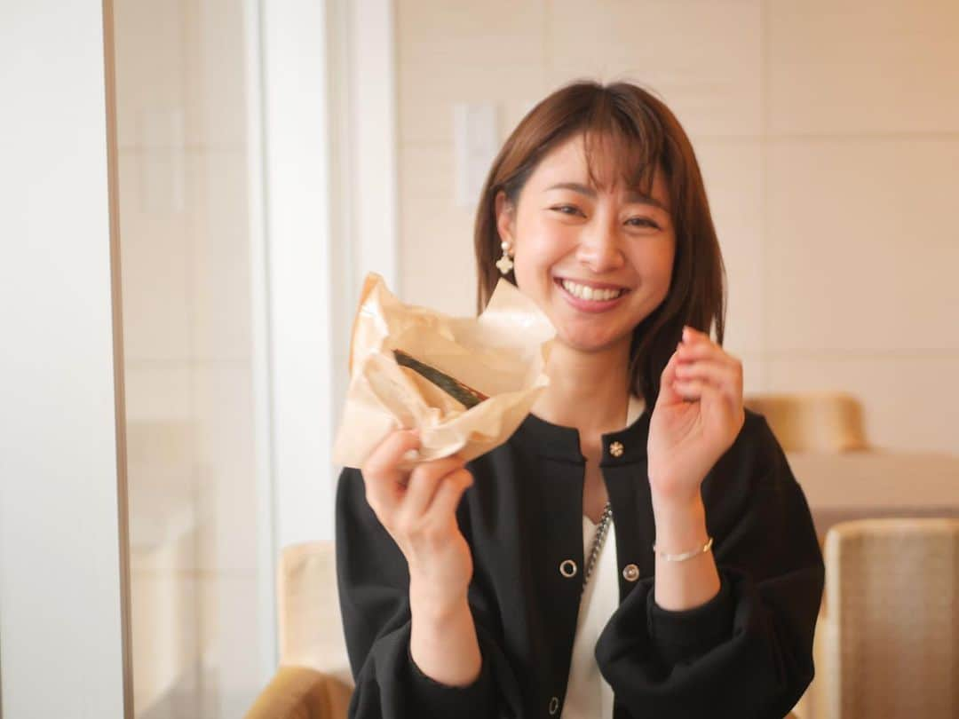 林美沙希のインスタグラム：「. ポーク卵おにぎり。 食べ応えあるもの好きです✨ 卵の厚みで 綺麗に食べるなんてそれは無理なことでした🥹  @rina__kurihara が 私のカメラで撮ってくれました👏  #米好き #おにぎり #卵」