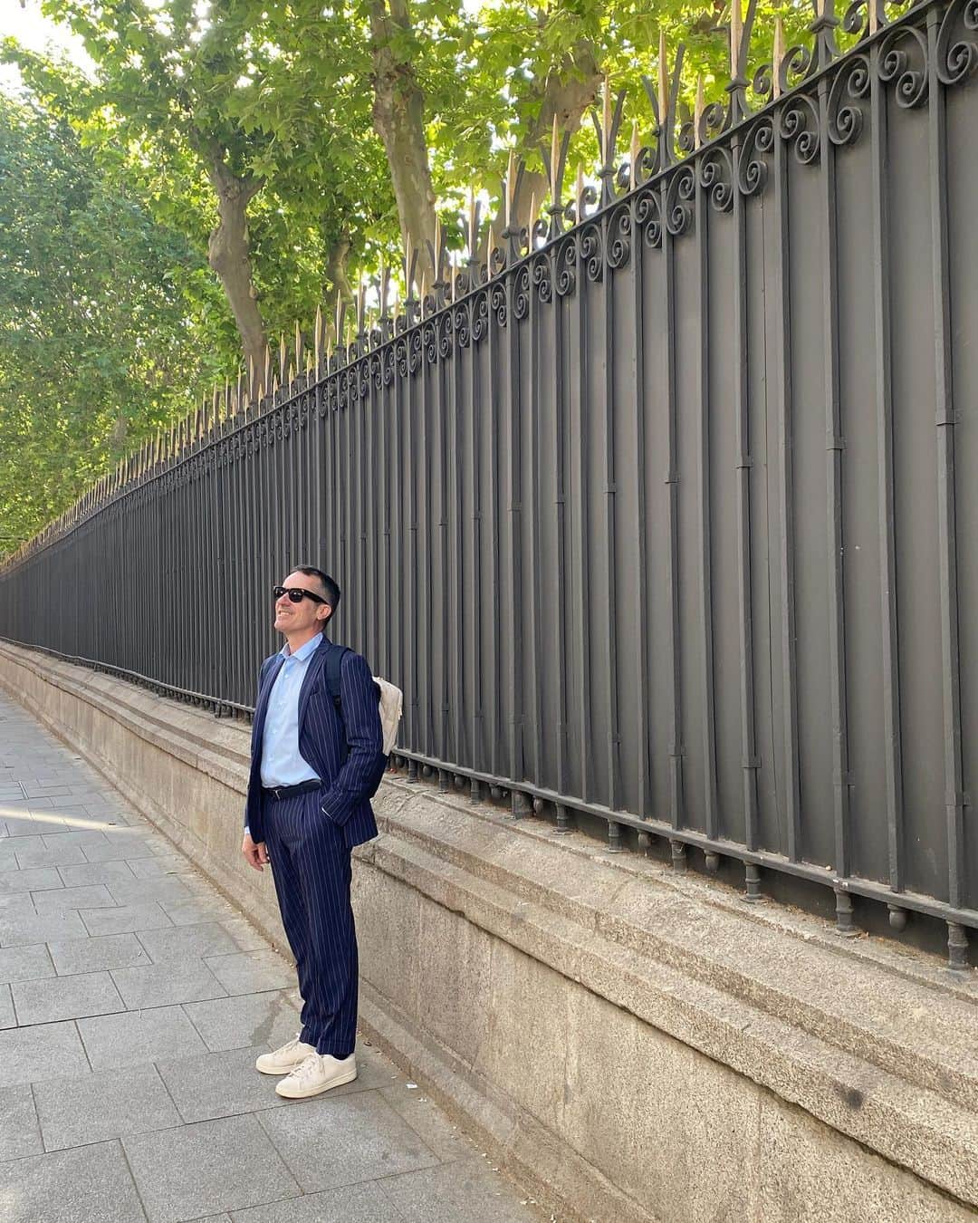 ガルシアマドリッドのインスタグラム：「Vuelta al cole después de un fin de semana en el campo. Para un día soleado no hay nada mejor que una combinación de azules.   @garciamadrid #garciamadrid」