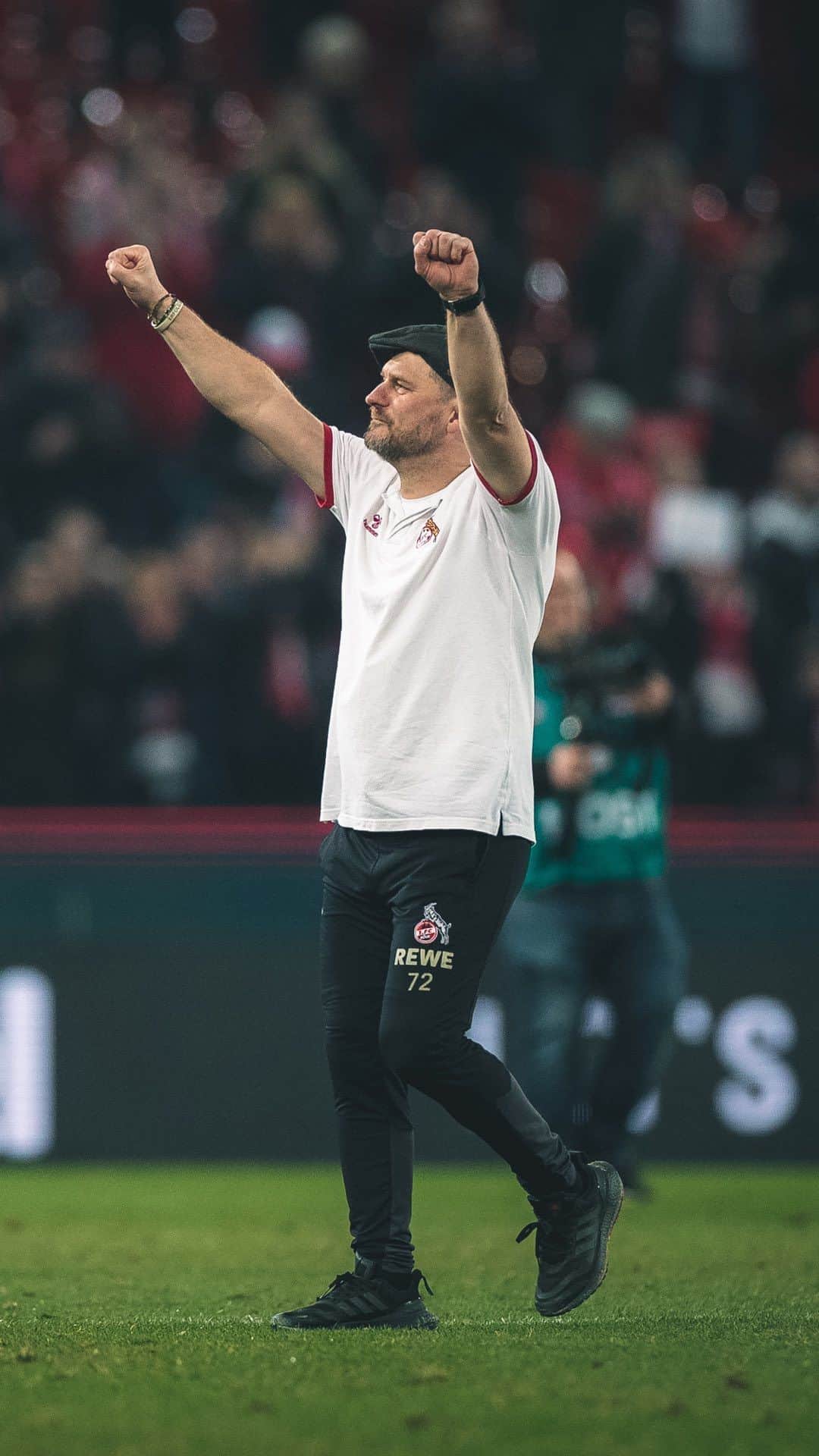 1.FCケルンのインスタグラム：「🗣️ Der Coach hat immer recht! 💪  Wir haben den Rekord geknackt, aber wir wollen noch MEHR! Zesamme mit euch füllen wir das RheinEnergieSTADION am 23.4. gegen Eintracht Frankfurt! 🎟️  Den Link zum #effzeh-Ticketshop findet ihr in der Story und Bio! 👆」