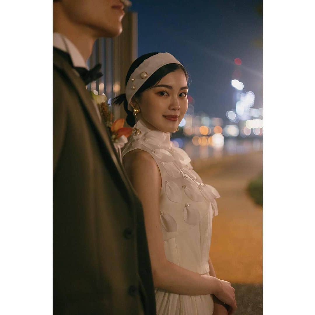 ラヴィ•ファクトリーさんのインスタグラム写真 - (ラヴィ•ファクトリーInstagram)「. 【写真で叶える結婚式】 . ナイトのロケーションに 美しく映えるおふたりドレスアップ姿* 思い出の場所や憧れの場所をお写真に残して。 . —————— ラヴィファクトリー: @osaka_laviephotography AREA:JAPAN,OSAKA —————— @laviefactoryをフォローして #laviefactory #ラヴィファクトリー のハッシュタグをつけて お写真を投稿してみてくださいね✳︎ . こちらの公式IG（@laviefactory） で取り上げさせていただきます✨ . 思わず笑顔になれるハートのある 「家族写真」はラヴィクルール* >>>@laviecouleur_official . #wedding #weddingphotography #photo  #ハートのある写真 #instawedding #結婚写真 #ウェディング #ウェディングフォト #撮影指示書 #ロケーションフォト #前撮り#写真好きな人と繋がりたい #フォトウェディング #卒花 #後撮り #ウェディングニュース #前撮り小物 #前撮りフォト #前撮りアイテム #ウェディング撮影 #撮影構図 #前撮りアイディア #撮影指示書 #花嫁コーディネート #シャングリラフォト #洋装前撮り #関西プレ花嫁 #2023春婚」4月17日 17時40分 - laviefactory