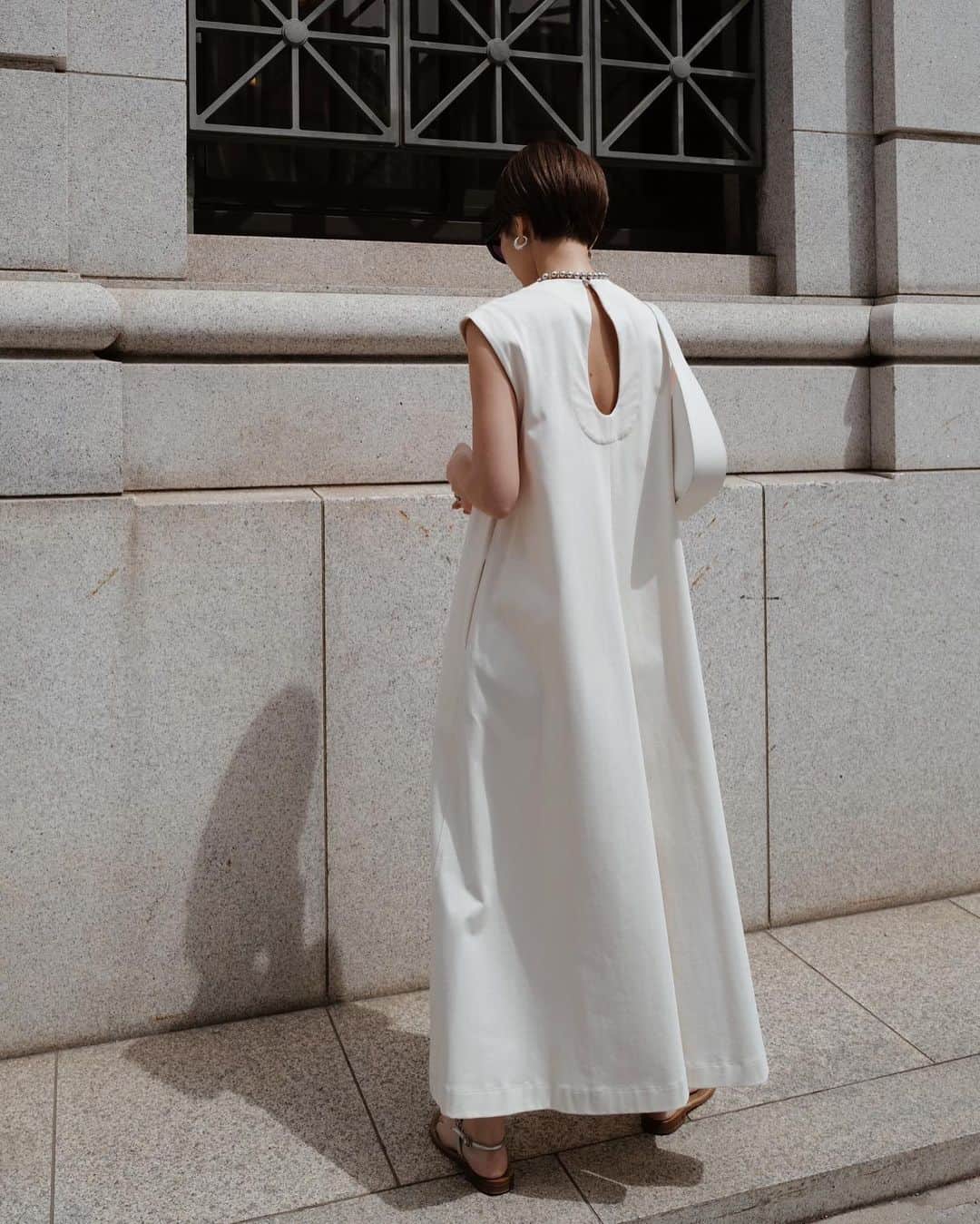 正中雅子のインスタグラム：「cutsew dress🦢  夏に1枚で様になるカットソードレスは着回しも効くしいろんなシーンで重宝する🤍  今年は、綿100%の度詰め天竺カットソーを使用して 肉感とハリもあってボディから離れて今の気分にピッタリ🫶  シンプルなようでステッチ幅や後ろ姿にも拘っていて肩のラインも華奢に見えます💫  しかも！コレ着てオフィスからコーデ撮るだけの道のりで 何人かから 「素敵なワンピース☺️」って声かけてもらえた 嬉しい思い出あり🫶  4.20 thu 12:00 in stock!!  #MACHATT #masaco服」