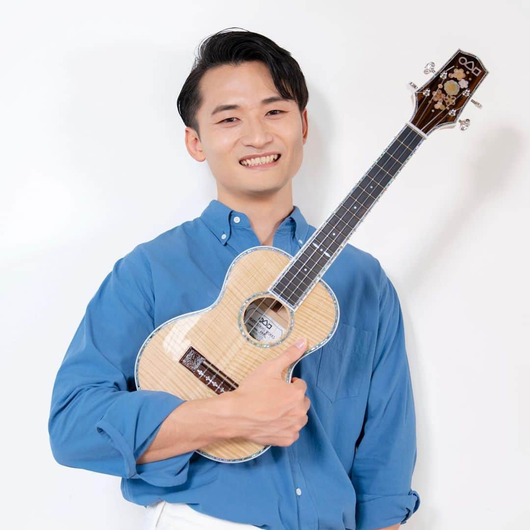 名渡山遼のインスタグラム：「This is my new profile picture✨  #ryonatoyama #名渡山遼 #ukulele #ウクレレ」