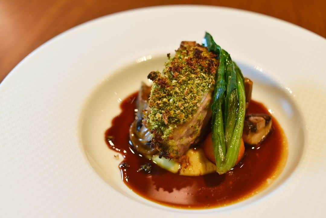 竹田城 城下町 ホテルEN（えん）のインスタグラム：「春のお料理紹介 ♢肉料理 ~但馬どりのディアブル風　但馬野菜の取り合わせ~ _____________________________________ 地元産の但馬どりをディアブル風に仕上げた一皿です。  鶏肉はしっかりと焼き上げてからマスタード、 パセリやパルメザンチーズを使ったパン粉を乗せ オーブンでローストして仕上げました。 付け合わせには、じゃがいものピューレと 旬の地元野菜をご用意。  鶏肉のお出汁とお野菜をじっくりと 煮詰めて作ったソースと合わせてお愉しみくださいませ。 _____________________________________ ♢コースのご案内 〈LUNCH〉 デジュネA　¥3,500-(税込サ別) デジュネB　¥5,200-(税込サ別)  〈DINNER〉 ディネA　¥5,800-(税込サ別) ディネB　¥8,800‐(税込サ別) ディネC　¥12,000‐(税込サ別)  ♢ご来館方法 来館の方法としては3つございます。  当レストランではその中でも、 【ご予約】いただいた上でのご来館を 推奨しております。  1. ホームページからのご予約 2. 電話予約 3. ※ご予約なしの直接来館  ※3番の【直接来館】の注意点といたしまして お客様の御人数やお時間などの関係上 お食事のご用意が難しい場合がございます。 また、当レストランは【不定休】のため ご来館された当日が【休業日】であることも 可能性としてございます。  ♢レストラン予約 ◎ネット予約 プロフィール内「公式HPはこちら」の URLからレストラン予約ページをご覧ください。  ◎電話予約 VMG総合窓口にて承ります。 TEL : 0120-210-289（11:00-20:00） お電話の際は「竹田城城下町ホテルENのレストラン予約」 とお伝えくださいませ。」