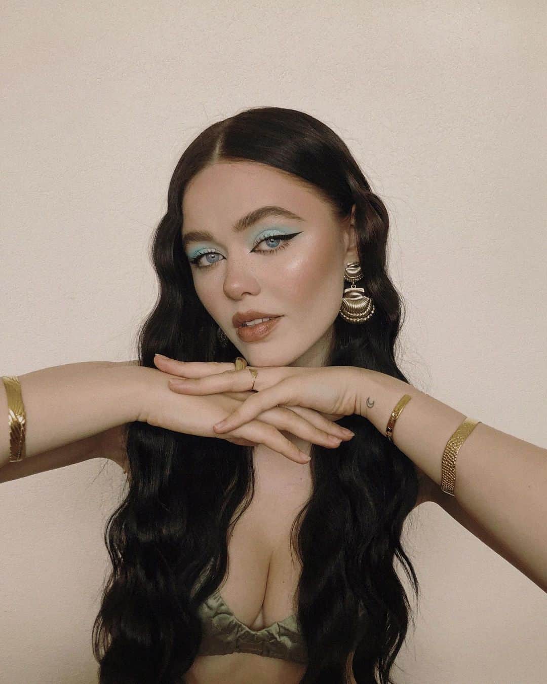 クリスティナ・バザンのインスタグラム：「🐚🎐🍥🌙」