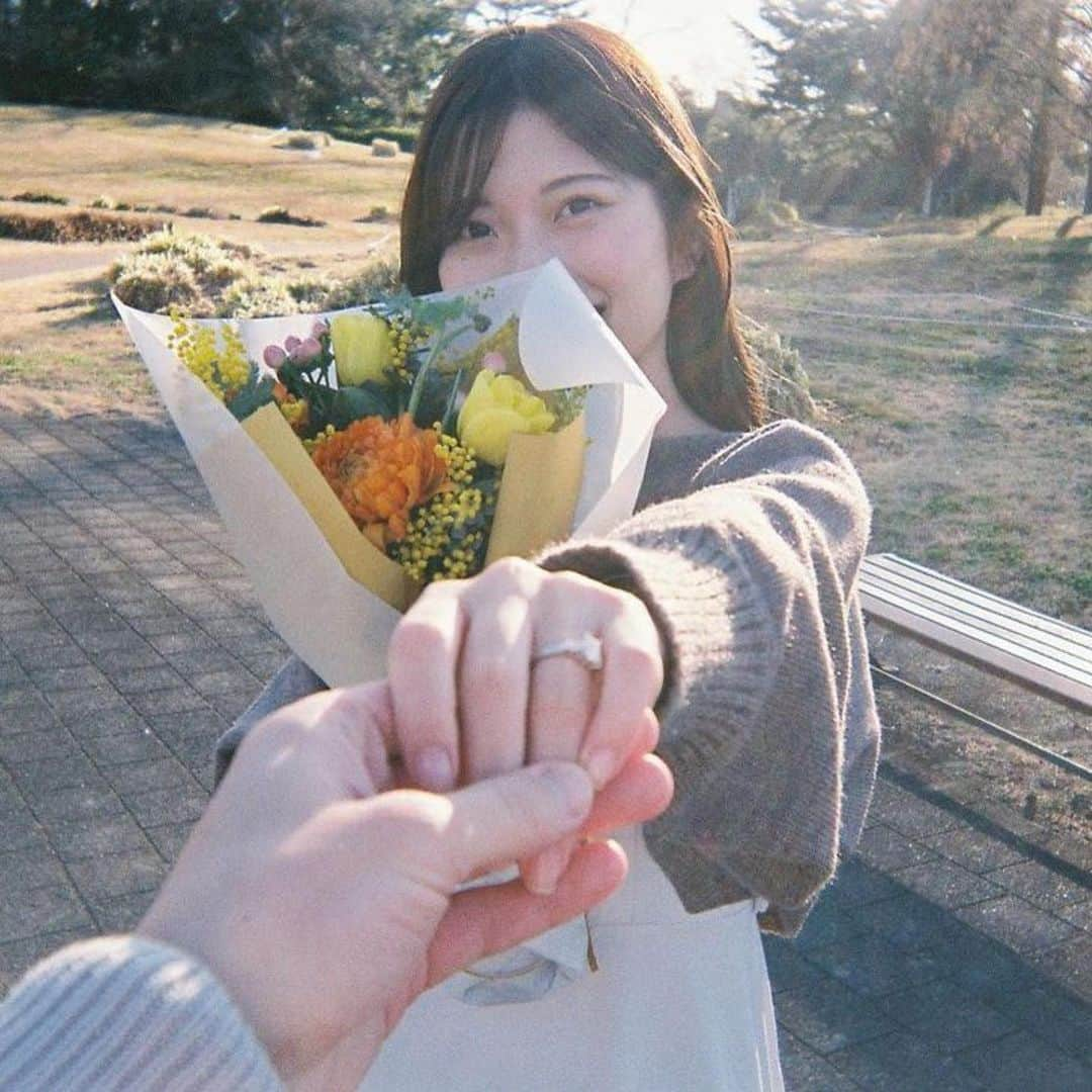 プレ花嫁の結婚式準備アプリ♡ -ウェディングニュースさんのインスタグラム写真 - (プレ花嫁の結婚式準備アプリ♡ -ウェディングニュースInstagram)「可愛すぎっ♡先日夫婦になった『華金カップル』の素敵な入籍フォト💍 …………………………………………………………………  結婚式準備を楽しく♡ 役立つ情報、トレンドを毎日配信中𓂃 𓈒𓏸  マナー・段取り・お金のことはアプリでチェック🤍 【 @weddingnews_editor 】の プロフィールURLからダウンロードしてね🕊💕 …………………………………………………………………  編集部のrinです🌙｡:*  先日夫婦になった 大人気YouTuber『華金カップル』の 入籍フォトをご紹介します💍🤍  幸せいっぱいなおふたりの姿が とても素敵ですよね💓  おふたりのウェディングレポ とっても楽しみですね☺🌼  ぜひチェックしてみてくださいね🔖  photo by @hanakin_kp さん  Thank you𓂃 𓈒𓏸  ＼📷みなさまからの投稿お待ちしています／  花嫁はもちろん、業者さんも大歓迎💭💗 アナタのお写真や動画をご紹介してもOKという方は、ぜひ #ウェディングニュース に投稿してください💕 他のSNSでも掲載させていただく可能性がございます𓅪  ……………………………………………… プレ花嫁のための結婚式準備アプリ🕊️ 🌷ウェディングニュースって？🌷 ………………………………………………  ☑︎記事が毎日100記事更新される  ☑︎先輩花嫁のレポをチェックできる  ☑︎無料のDL素材配布  ☑︎お金・マナー・段取りについて詳しくチェックできる  など、リアルな情報が知れるんです𓂃 𓈒𓏸  @weddingnews_editor のURLから ダウンロードできるのでチェックしてみてね🕊️  #結婚式準備 #ウェディング #花嫁 #ウエディング #プレ花嫁 #結婚式 #プロポーズ #婚約 #入籍 #入籍しました #入籍フォト #プロポーズされました #華金カップル 華金同棲カップル #婚姻届 #結婚記念日 #結婚指輪 #婚約指輪 #新婚 #夫婦」4月17日 17時48分 - weddingnews_editor