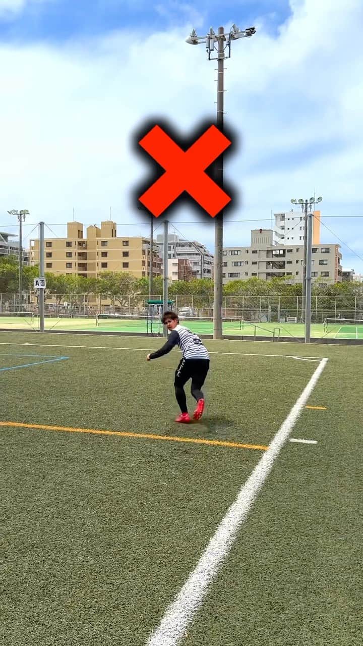 koheiのインスタグラム：「スローインのもらい方2選‼︎⚽️ How to get a throw-in👍 #soccer #football  #skills #サッカー #ドリブル」