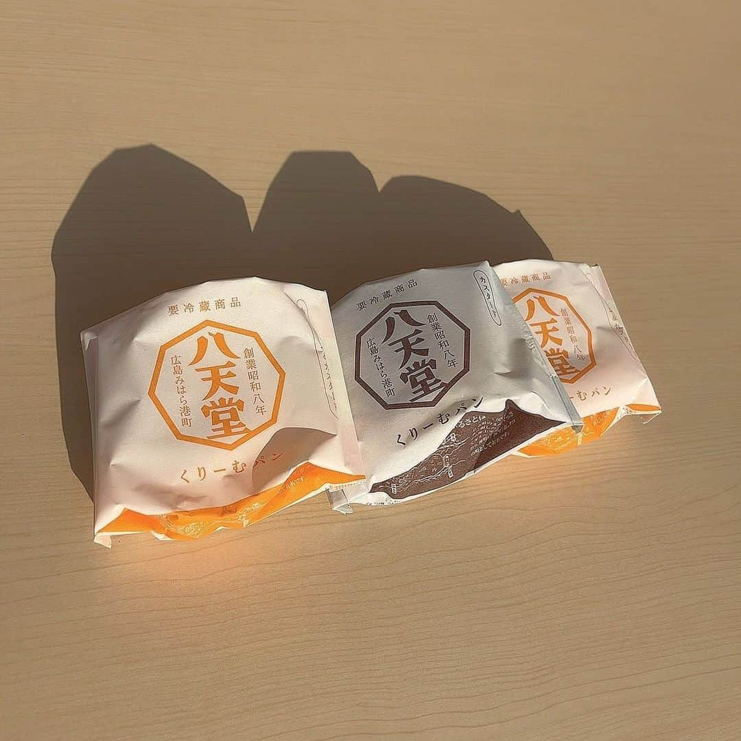 山邊歩夢さんのインスタグラム写真 - (山邊歩夢Instagram)「🍞🍨☕️ * * 千葉県の木更津にある "八天堂きさらづ"さん * 八天堂きさらづさんは 工場見学ができたり カフェやショップがあったり そして この日はショップへ！！ カスタードと生クリーム&カスタードを 買ってあゆはカスタードを！ 今までも八天堂さんは食べたことあって ふわふわで今すぐにでも とろけてしまうくらい柔らかいパンに とろとろ濃厚カスタードの組み合わせが 最高で好きなんです！ 今回も最高でした！すきです！ カフェの方には このクリームパンを使った フレンチトーストがあったり がっつりフードもあったり 美味しそうすぎて次は時間作って カフェ行こうって思いました！ * * #千葉県グルメ #千葉グルメ #千葉グルメ巡り #千葉県カフェ #千葉カフェ #千葉スイーツ #千葉スイーツ巡り #木更津グルメ #木更津カフェ #かずさアカデミアパーク #八天堂きさらづ #八天堂 #クリームパン #八天堂のクリームパン #カスタード #生クリームアンドカスタード #あゆログ」4月17日 17時52分 - ayuyamabe_official