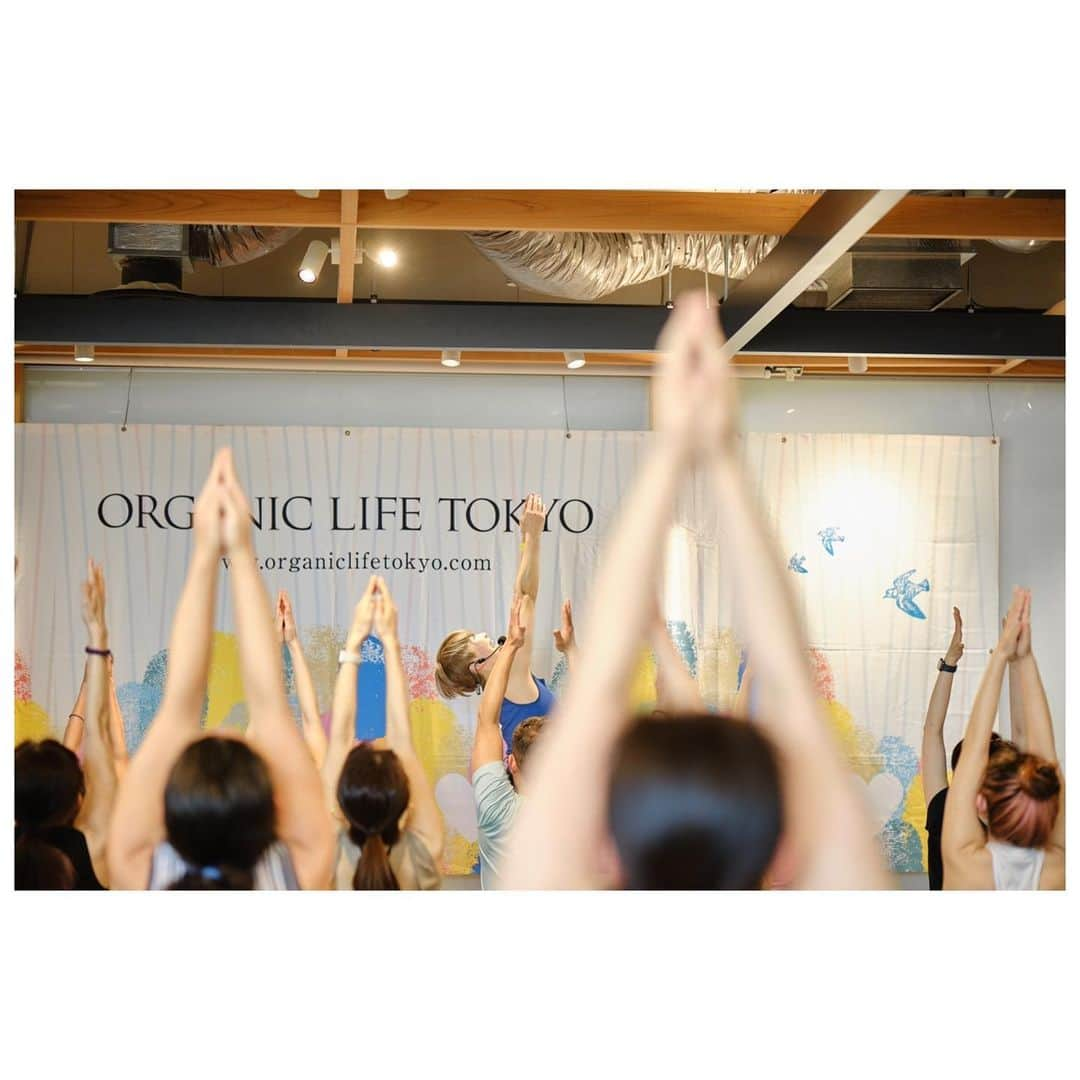 宮城由香さんのインスタグラム写真 - (宮城由香Instagram)「.    2023.4.16(sun) ORGANIC LIFE TOKYO　 登壇いたしました！ ⁡ ご参加いただきました皆様、ありがとうございました🙏🏻💕 ⁡ ⁡ 10周年の記念すべきOLTは4.14(fri)〜16(sun) WITH HARAJUKUで開催されました。 私は、登壇4年目となり 最初の2年はオンライン。昨年はリアル開催！ そして今年は任意マスクで、ほぼコロナ禍前と同じ状況！！ ⁡ やはり、皆さんのお顔が見えるってそれだけで ニコニコ☺︎です！！ ⁡ 私は16日(日) 11：15−12：15 『身体との繋がりを深めるPower Yoga』 を行いました。 ⁡ 満員御礼🙏🏻✨ ありがたすぎます！！！ ⁡ クラスには @healogy.jp さんが協賛に入ってくださり、みなさんにCBDオイルを塗らせていただきました☺︎ アロマの香りでリラックス＆集中力UPの中でクラスを行いました💪🏻 ⁡ ⁡ 身体の使い方を自分で触りながらや アーサナに入ってから敢えて緩め、押す力を感じてもらったり あえてミスアライメントと調整した後の身体の違いを感じてもらったり 使う筋肉を先に違う動きで意識し感覚を深めてから、それを使ってアーサナに入ったり ⁡ 色々なアプローチをギュッと詰めてみました。 ⁡ チャレンジからのチャレンジも用意したら、ほとんどの方がチャレンジ！！！ さすがでしたっ💪🏻✨ ⁡ お尻がーー😱とか言いつつ🤭 ⁡ 皆さんニッコニコで汗かいて マスクがない分、その笑顔も熱気も全力で伝わって 最高に炸裂していました〜！！！ ⁡ ⁡ ご参加いただきました皆様 ありがとうございました！！ ⁡ ⁡ 共にあの時間を楽しんでいただき本当に感謝いたします🤗 ⁡ ⁡ また、今回は @studiogod の仲間！ @yumayoga07 ちゃんと @yu_ishigami._ ちゃんがアシスタントに入ってくれました。  studio GODで素晴らしいクラスをしている 自分の伝えたいヨガを全力で伝えている熱い先生達です！ そんな2人が会場の準備からクラスサポートまで、2人がいたから安心してクラスができました。 ⁡ こんな素敵な仲間がいて、本当に誇らしいです❤️ サポートありがとう😌💕  ⁡ ⁡ そして、 @organiclifetokyo 事務局・スタッフの皆様 昨年から準備し、事前の連絡やクラスの運営サポート、本当にありがとうございました！ "つなげる渋谷YOGA"ではstudio GODを紹介していただき感謝いたします🙏🏻✨ ⁡ とっても楽しい3日間でした！！ ⁡ ⁡ ⁡ ⁡ ⁡ ⁡ 載せたい写真がたくさんあるのでまた投稿しよっかな☺︎   集合写真欲しい方はDMいただければ送りまーす！！  ⁡ ⁡ wear； 私 leggings @to_unitedarrows_official  tops @rhythmandbalance_official   YUMA&YU leggings&tops @rhythmandbalance_official   #organiclifetokyo #olt #宮城由香 #yukamiyagi #yukayoga #yogaphoto  #パワーヨガ #ヨガレッスン #ヨガイベント #ヨガインストラクター #ヨガ  #photby旦那 ⁡」4月17日 23時22分 - yuka__miyagi