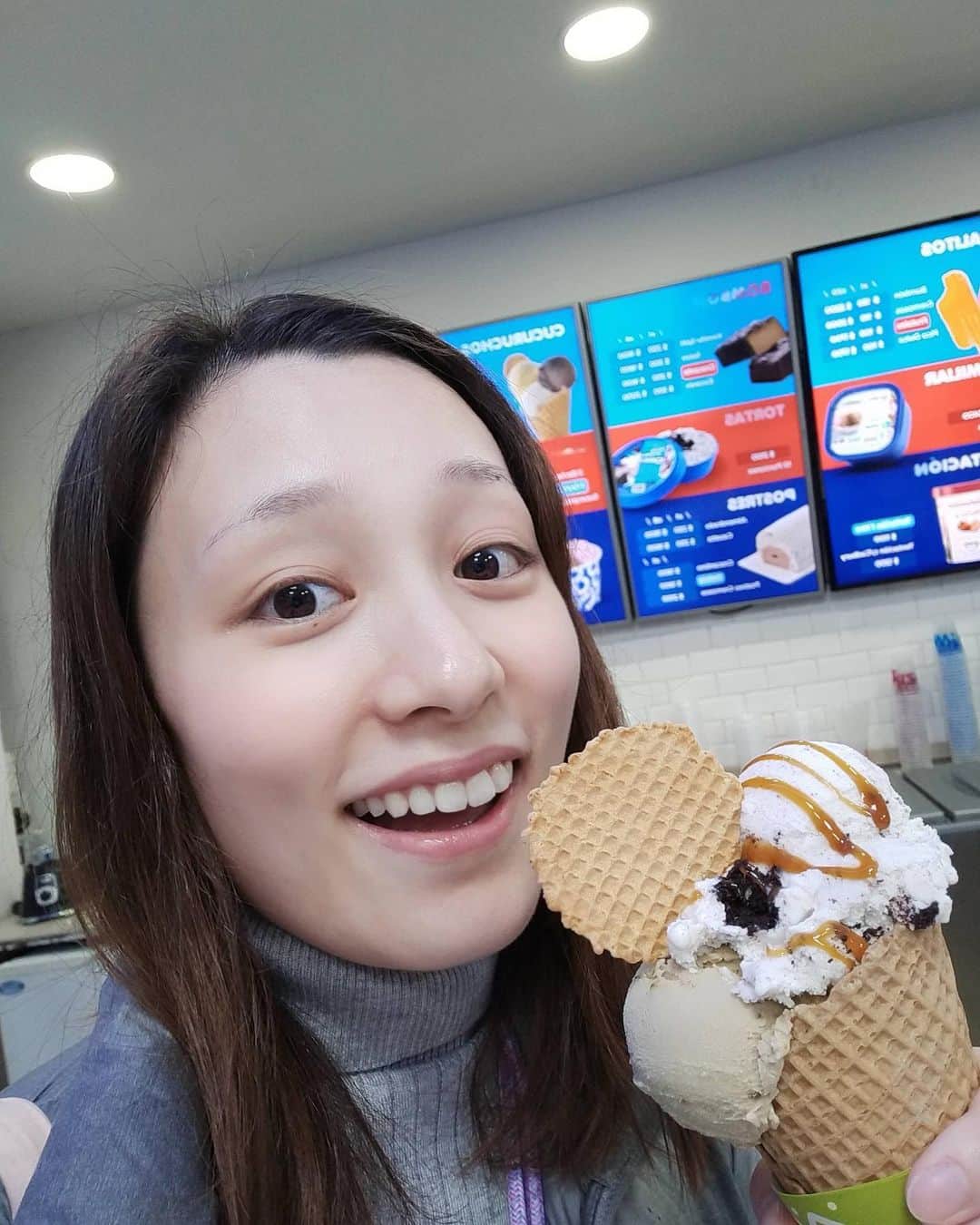 城妃美伶さんのインスタグラム写真 - (城妃美伶Instagram)「#スクロール🙅‍♀️   不意打ちで美味しいアイス🍨  めっちゃ美味しかったんだもん。 ハピネスだったんだもん。 すっぴんだけど載せちゃうもん。  #icecream #helado  #幸せ #happy #feliz  #cookieandcream #pistacchio #sweets」4月17日 23時24分 - mirei_shiroki