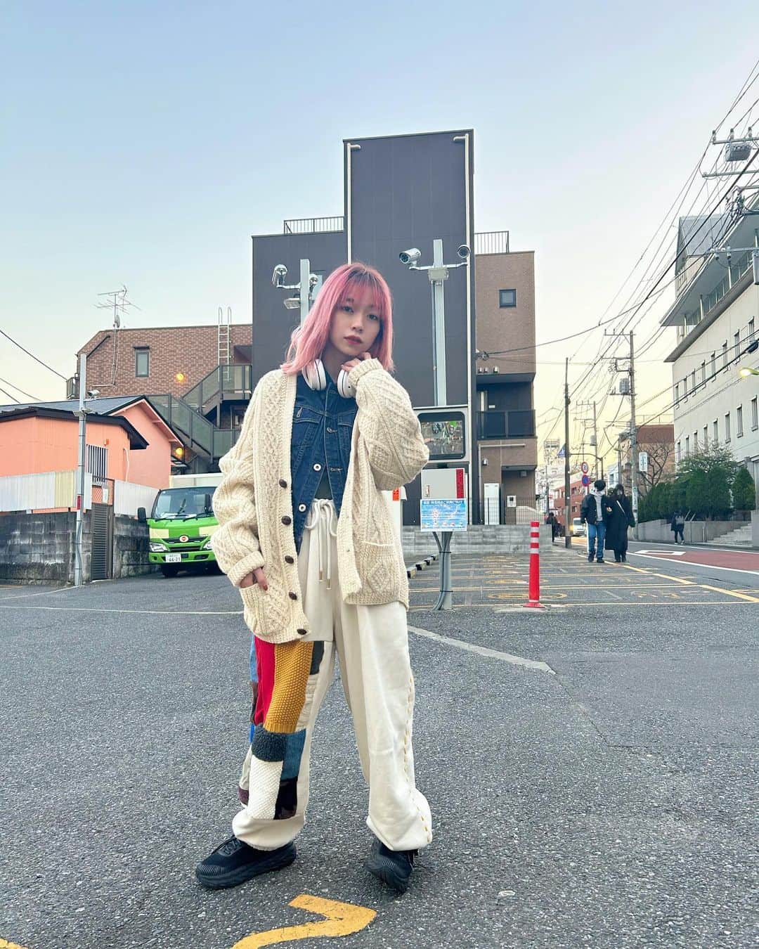 塩川裕美のインスタグラム：「写真ぜんぜん載せきれてない🧣 季節に追いつかなきゃ、、、  . いつかの寝起きで下北徘徊のお休みの日😌  . . . . . #古着 #古着mixコーデ #下北沢 #スウェットパンツ #スウェットコーデ #ニットカーディガン #デニムジャケット #スニーカーコーデ #スニーカー女子 #休日コーデ #休日デート」