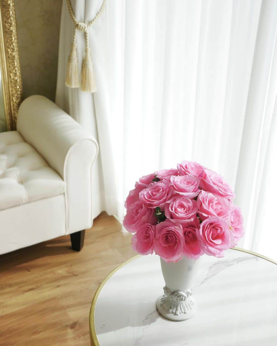松岡里枝さんのインスタグラム写真 - (松岡里枝Instagram)「可愛いピンクのバラ💓  ホワイトデーにバラの花束をプレゼントしてくれたのが嬉しくて喜んでたら、夫がまたプレゼントしてくれました🥰  バラをもらうとご機嫌になります🌹🫶🏻笑  #お花のある暮らし #バラ #プレゼント #花束 #ブーケ」4月17日 17時59分 - okarie1023