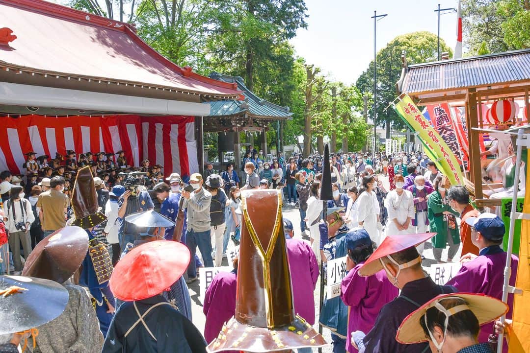 のインスタグラム：「中原地区の「鷹狩り行列」🦅✨ 手作り衣装や道具を身に着けた約70人の地域の方が旧伊勢原県道を歩きました。かわいい子ども甲冑行列や、にぎやかな太鼓など、子どもから大人までたくさんの方が参加していて驚きました😄今年の大河ドラマ「どうする家康」にも度々登場する鷹狩り。平塚市に中原御殿を築き、徳川家康が鷹狩りをしていた姿が思い浮かぶようでした。ちなみに鷹狩りは「鷹を狩る」のではなく、「鷹で狩る」そうです❗️ #手をつなぎたくなる街 #hiratsukagood #hiratsuka　＃平塚 #kanagawaphotoclub #湘南　#shonan #鷹狩　#鷹狩り　＃鷹狩行列　＃鷹狩り行列 ＃どうする家康　＃大河ドラマ　＃甲冑行列 #instagramjapan　#igersjp #japanphoto」