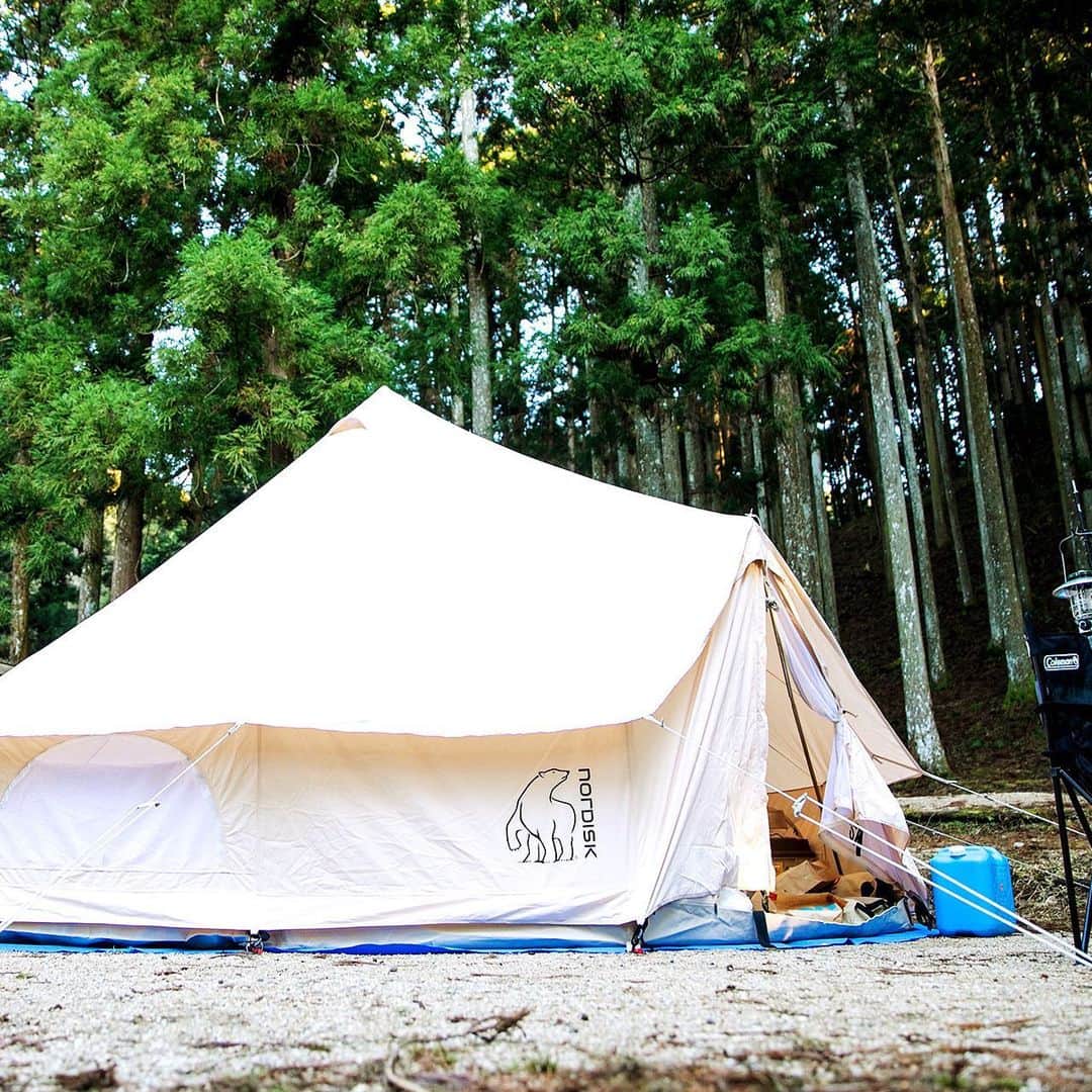 キャンプ情報サイト［ランタン］さんのインスタグラム写真 - (キャンプ情報サイト［ランタン］Instagram)「CAMP SMILE STYLE ／ グループキャンプはノルディスクの大きなテントで 快適に過ごす ＼ いろんなキャンパーのキャンプスタイルを現地取材と一般キャンパーからの投稿で数多く掲載してます。 . . 詳しくは @lantern.camp webサイトをご覧ください . . #camp #camping #camplife #outdoor #travel #trip #lantern_smile #キャンプ #キャンプ用品 #アウトドア #テント #自然 #旅行 #キャンプ初心者 #キャンプ好きな人と繋がりたい #アウトドア好きな人と繋がりたい #camper #外遊び #キャンプスタイル #かぶとの森テラス #グループキャンプ #グルキャン #Nordisk #ノルディスク #スパイスボックス #焚き火台 #Coleman #コールマン」4月17日 18時00分 - lantern.camp