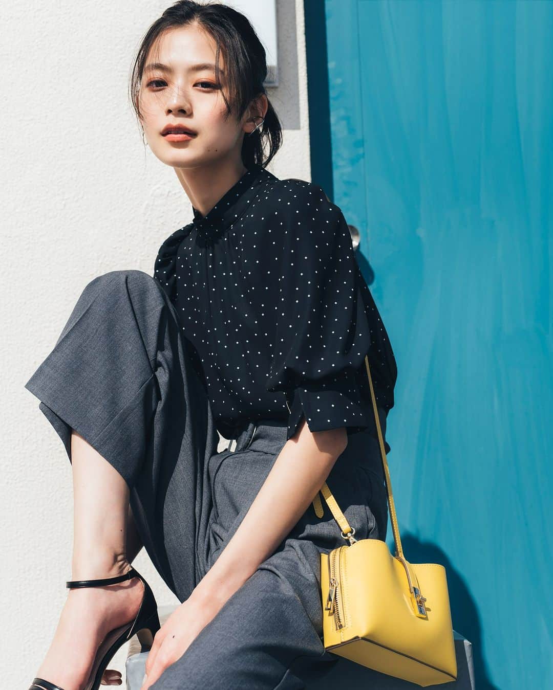 NATURAL BEAUTY BASICのインスタグラム：「Feminine Style In mid spring Feat.Ikumi Matsuki  ■ドットシフォンブラウス ¥6,930 tax in size:S/M color:クロベース/オフベース/ブルーベース #0173110453  ■ハイウエストベルテッドパンツ ¥9,900 tax in size:S/M color:クロ/杢グレー/杢ベージュ #0173130411  -----------------------------------------  松木育未さんが素敵に着こなしてくださった 春の新作webカタログ、第2弾が大好評公開中✨  繊細なフラワープリントに、 ドラマチックなチェックやドット、エレガントな幾何学レース… 旬なフェミニンディテール満載な春新作をピックアップ。 ワンピルックもワンツーコーデetc. 松木育未さんのフレッシュな着こなしにも注目です。  #松木育未 さん #春カラー #ドットブラウス #ハイウエストパンツ  #ワイドパンツ  #spring #春コーデ #スプリングコーデ #お出かけコーデ #オフィスコーデ #オフィスカジュアル #通勤コーデ #大人可愛い #カラーコーデ  #着回しコーデ #きれいめカジュアル  #ベーシックコーデ #ベーシック #ナチュラルコーデ #トレンドスタイル #シンプルコーデ #ナチュラルビューティーベーシック #NATURALBEAUTYBASIC」