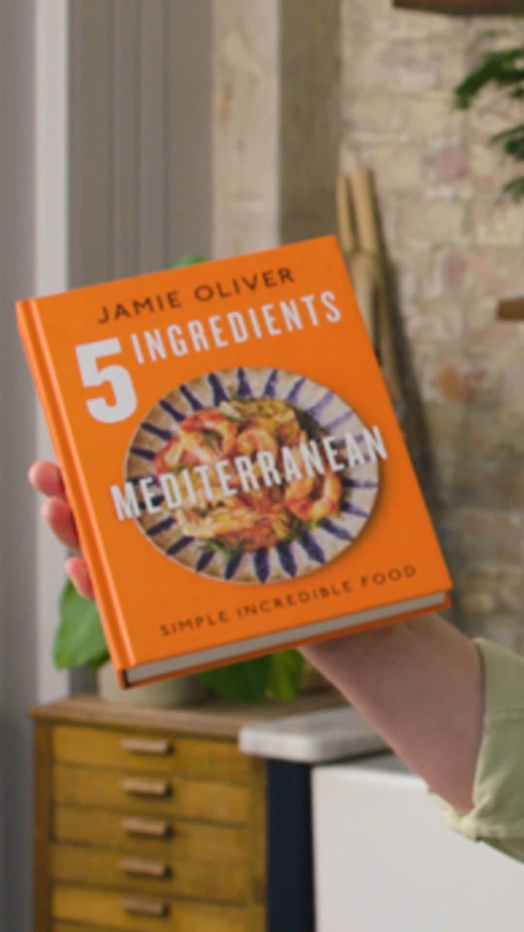 のインスタグラム：「Here it is you lovely lot, an exclusive first-look at my brand new cookbook 5 Ingredients Mediterranean!!!  You’ve been asking me for a new 5 Ingredients for years and it’s finally here – this is everything people loved about the first book and MORE. There’s over 125 delicious, easy recipes that celebrate Mediterranean ingredients, flavours and combos, with the spirit and simplicity of the original book at the heart of each one. I hope it helps you out, I hope you love the recipes as much as I do, and I hope it transports you to the beyond beautiful Mediterranean!! It’s out on 31st August – click the link in my bio to pre-order your copy now. Big love x x  #5INGREDIENTSMED」