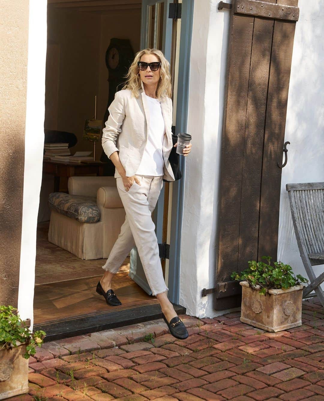 フランク&アイリーンのインスタグラム：「A business-chic look that's actually comfortable? We made it! The Summer Suit marries the pulled-together tailoring of a traditional suit with cool, laid-back linen. #FrankandEileen」