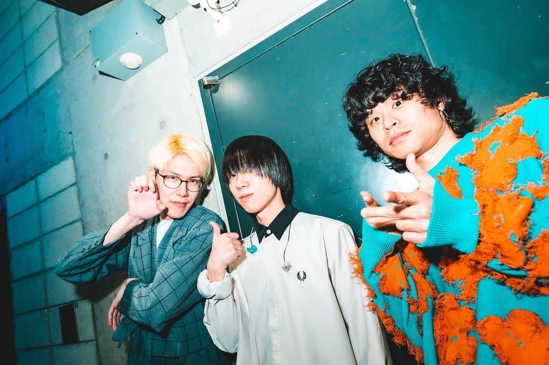 おいしくるメロンパンのインスタグラム：「. 7th Mini Album『answer』リリースツアー 「おいしくるメロンパン answer tour - 結ぶリボンの方程式 -」の開催が決定しました✨  結成日である9/29(金)横浜公演を皮切りに、全国13箇所にて大規模開催決定！🏳️  現在FC最速先行受付中☑️　※【4/25(火)23:59】まで （リンクはストーリーズのハイライトから！）  そしてFC最速先行限定ではオリジナルアクリルカードスタンド付きチケットも登場！ わだつみベーカリーロゴが入ったカードスタンドに、今回もあなただけのシリアルナンバー入りツアーパスカードがついてきます✨  グッズ付きチケットのお申し込みはFC最速先行受付期間のみとなりますので、この機会をお見逃しなく💁‍♀️  #おいしくるメロンパン　#answer #結ぶリボンの方程式」