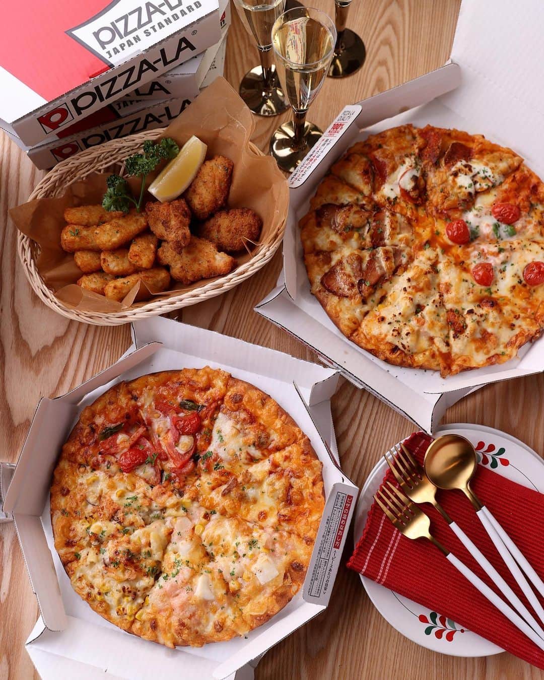 ピザーラのインスタグラム：「【ピザーラが食べたくなったらコメント欄に🍕を書いてね！】  今日はピザーラの創業記念日です🥳✨  ピザーラは今年で36年目🔥 創業を記念して様々なスペシャルメニューやキャンペーンも実施中です！ ぜひチェックしてみてくださいね😆  これからも、ピザーラお届け🍕✨  ------------- ピザーラ公式アカウントでは、PIZZA-LAのお得な最新情報をお届けしています🍕  皆さまもぜひピザーラを食べた際には #ピザーラ#ピザーラお届け のハッシュタグをつけて感想を教えてくださいね✨ お写真をご紹介しちゃうかも？😆 投稿、お待ちしています♪  #pizza_la #ピザ #ピザパーティー #ピザパ #ピザ好きな人と繋がりたい #宅配 #宅配ピザ #ピザランチ #テイクアウトグルメ」