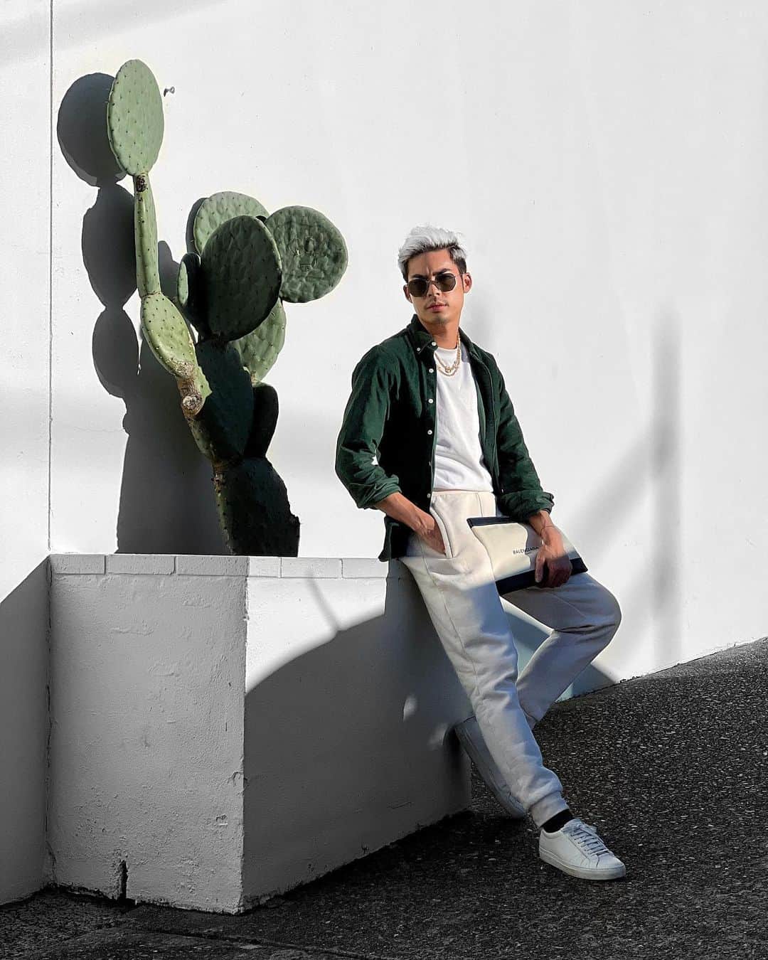 Christoffer Chengさんのインスタグラム写真 - (Christoffer ChengInstagram)「We agreed on both wearing green today 🙃  T-shirt: @prada  Corduroy shirt: @poloralphlauren  Sweatpants: @adidas  Sneakers: @givenchy  Pouch: @balenciaga  Necklace: @chanelofficial  Sunglasses: @oliverpeoples」4月17日 18時03分 - curiouschristoffer