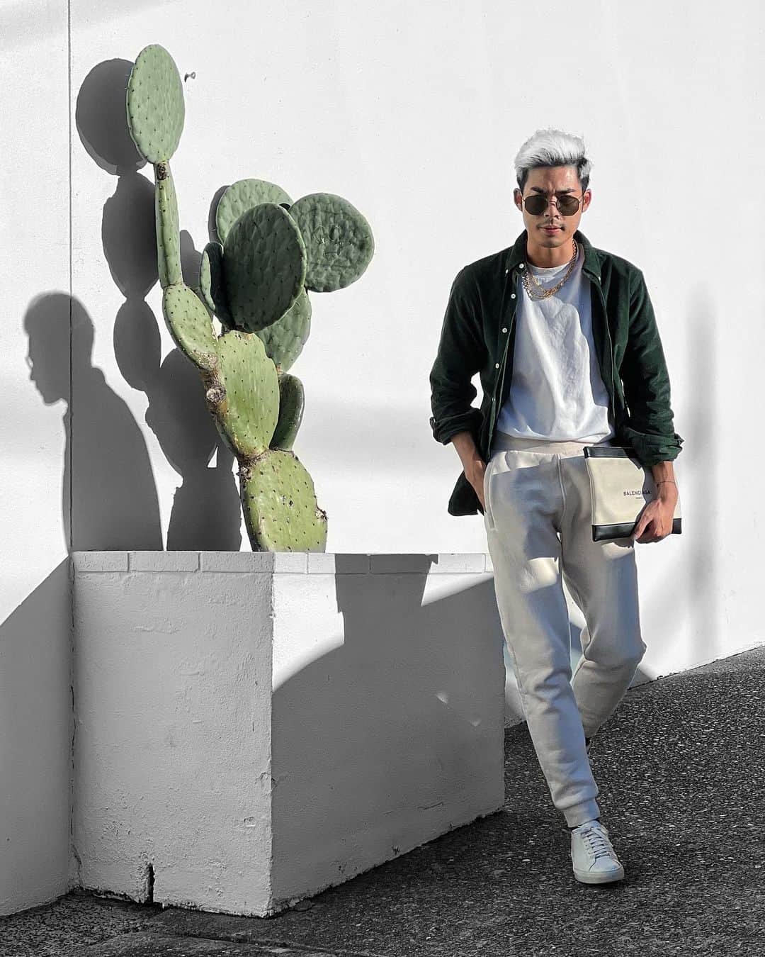 Christoffer Chengのインスタグラム：「We agreed on both wearing green today 🙃  T-shirt: @prada  Corduroy shirt: @poloralphlauren  Sweatpants: @adidas  Sneakers: @givenchy  Pouch: @balenciaga  Necklace: @chanelofficial  Sunglasses: @oliverpeoples」