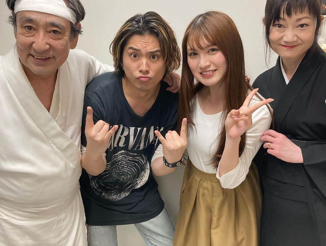 草野博紀さんのインスタグラム写真 - (草野博紀Instagram)「無事に千秋楽を迎えることができました！  猫と犬と約束の燈2023いかがでしたでしょうか  家族愛、友情、複雑な人間関係のドラマがある中で自分はチャランポランなドラ息子を演じさせてもらいました。  自分勝手に生き、現実から逃げてばかりの健吾  ただ心の底では家族を想う気持ちを自分なりに表現しました。  以前とは違う役で参加できたこと、また素晴らしいカンパニーの皆様に支えてもらったことに感謝です🔥  なにより日頃から応援してくれているみんなには有難うでいっぱいです！  改めて家族の大切さ、友達のいることの有難みに触れることのできた日々でした  個人的に小、中ずっとテレビで見てた遠山さんと共演でき、仲良くさせていただけたのがめちゃくちゃ嬉しかったです🥲笑  たまには本音で家族と会話するのもいいもんだ☺️  またお会いしましょう！  #猫犬2023」4月17日 18時13分 - hironorikusano