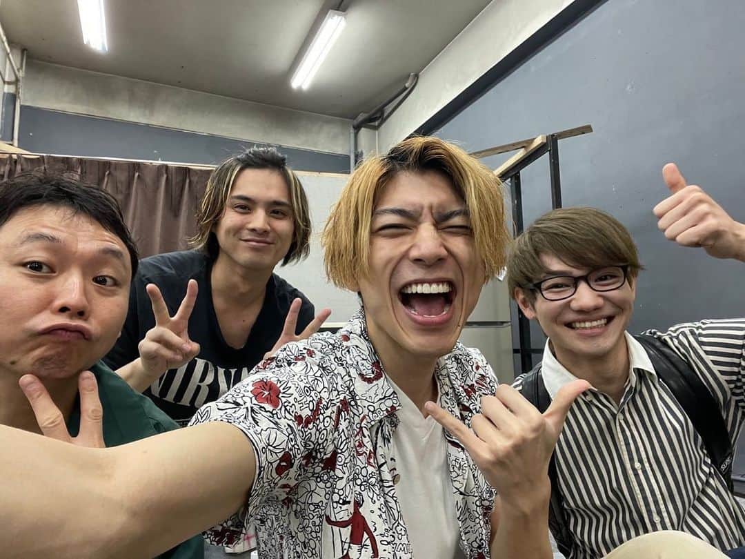 草野博紀さんのインスタグラム写真 - (草野博紀Instagram)「無事に千秋楽を迎えることができました！  猫と犬と約束の燈2023いかがでしたでしょうか  家族愛、友情、複雑な人間関係のドラマがある中で自分はチャランポランなドラ息子を演じさせてもらいました。  自分勝手に生き、現実から逃げてばかりの健吾  ただ心の底では家族を想う気持ちを自分なりに表現しました。  以前とは違う役で参加できたこと、また素晴らしいカンパニーの皆様に支えてもらったことに感謝です🔥  なにより日頃から応援してくれているみんなには有難うでいっぱいです！  改めて家族の大切さ、友達のいることの有難みに触れることのできた日々でした  個人的に小、中ずっとテレビで見てた遠山さんと共演でき、仲良くさせていただけたのがめちゃくちゃ嬉しかったです🥲笑  たまには本音で家族と会話するのもいいもんだ☺️  またお会いしましょう！  #猫犬2023」4月17日 18時13分 - hironorikusano