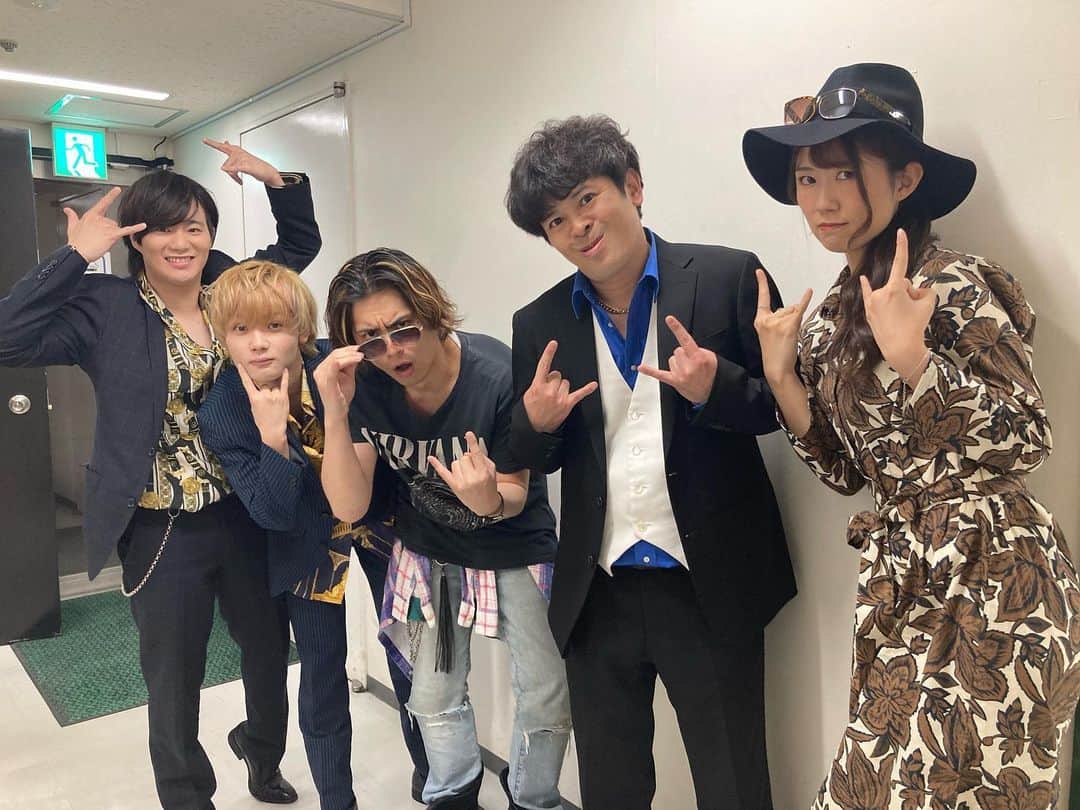 草野博紀さんのインスタグラム写真 - (草野博紀Instagram)「無事に千秋楽を迎えることができました！  猫と犬と約束の燈2023いかがでしたでしょうか  家族愛、友情、複雑な人間関係のドラマがある中で自分はチャランポランなドラ息子を演じさせてもらいました。  自分勝手に生き、現実から逃げてばかりの健吾  ただ心の底では家族を想う気持ちを自分なりに表現しました。  以前とは違う役で参加できたこと、また素晴らしいカンパニーの皆様に支えてもらったことに感謝です🔥  なにより日頃から応援してくれているみんなには有難うでいっぱいです！  改めて家族の大切さ、友達のいることの有難みに触れることのできた日々でした  個人的に小、中ずっとテレビで見てた遠山さんと共演でき、仲良くさせていただけたのがめちゃくちゃ嬉しかったです🥲笑  たまには本音で家族と会話するのもいいもんだ☺️  またお会いしましょう！  #猫犬2023」4月17日 18時13分 - hironorikusano