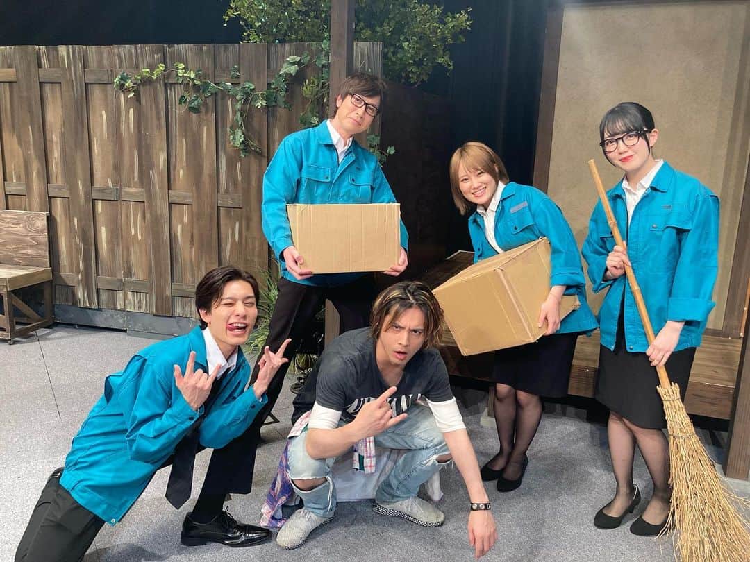 草野博紀さんのインスタグラム写真 - (草野博紀Instagram)「無事に千秋楽を迎えることができました！  猫と犬と約束の燈2023いかがでしたでしょうか  家族愛、友情、複雑な人間関係のドラマがある中で自分はチャランポランなドラ息子を演じさせてもらいました。  自分勝手に生き、現実から逃げてばかりの健吾  ただ心の底では家族を想う気持ちを自分なりに表現しました。  以前とは違う役で参加できたこと、また素晴らしいカンパニーの皆様に支えてもらったことに感謝です🔥  なにより日頃から応援してくれているみんなには有難うでいっぱいです！  改めて家族の大切さ、友達のいることの有難みに触れることのできた日々でした  個人的に小、中ずっとテレビで見てた遠山さんと共演でき、仲良くさせていただけたのがめちゃくちゃ嬉しかったです🥲笑  たまには本音で家族と会話するのもいいもんだ☺️  またお会いしましょう！  #猫犬2023」4月17日 18時13分 - hironorikusano