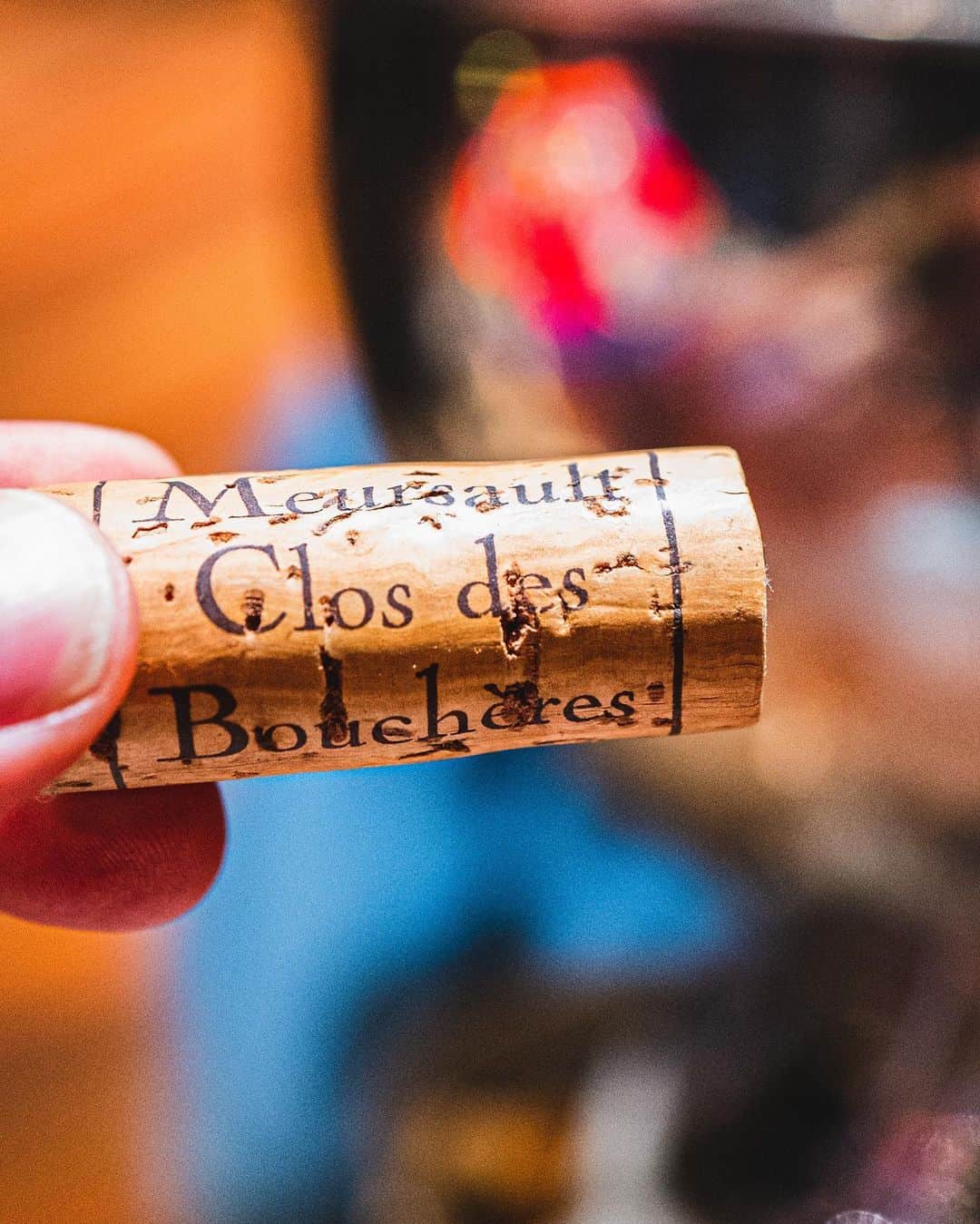大橋直誉のインスタグラム：「Meursault Clos des Boucheres(Monopole) Roulot @luchets007 / 2013 リリース当時、ワインが硬すぎて味も香りもクローズしているのがわかっていたので、持っていることを忘れて、10年が経ちました。 TIRPSEオープン年「2013」は少し思い入れがあったり。 10年経った今も相変わらず初手で圧倒的に硬いですが「口に入れたらミネラル感じるから安心して飲め」くらいの香りは出てました。 開けて10分しないで、ボリュームを感じ始めたのですが「こっから！」の手前くらいで「あとは、ミネラル楽しんどけ」って感じだったので、また持っていることを忘れようかなと思いました。 いちおう、フランス語のサイトで調べたら2029-2039が飲み頃と出てました。 次のボトルは10年後の2033年にでも開けてみようと思っています。 本業はワインの人みたいな投稿でした👋 #roulot」