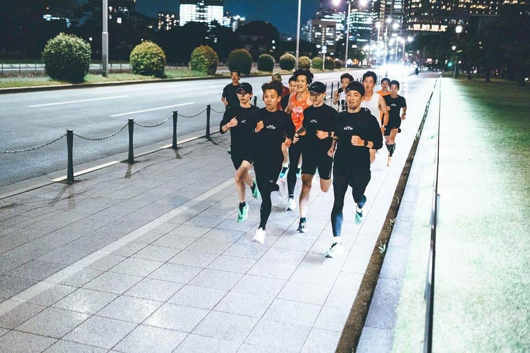 神野大地のインスタグラム：「RETO RUNNING CLUB  2年目の活動に向けて新規メンバーの募集を開始しました。 @reto_sports   1年間活動してきて、僕自身がこのチームへの想いを強くしています。  「マラソンで目標達成を本気で目指したい」「一緒に目標達成を目指す仲間が欲しい」 ランナーの応募をお待ちしています。  2年目からは、中野さん @nakano_james や秋本さん @405arigato405 にも協力してもらい、強くなるためにより充実したサポート体制を構築しました。  ランニングで人生を豊かにできる。このチームで、メンバーと一緒に体現していきます。  応募お待ちしています！  ■概要 ◉募集クラス： A+：sub3:00～sub2:50 A：sub3:10～sub3:00 B：sub3:30 C：sub4:00  ◉参加費用 ￥27,000（税込） ※第5クール期間（5月～7月）分  ◉応募〆切 2023年4月23日（日） ※選考結果は後日事務局より連絡します  詳細は以下のリンクより。 https://runnerspulse.jp/rrc230413  #マラソン  #ランニング  #marathon  #running  📸 @tatsu__tatsu」