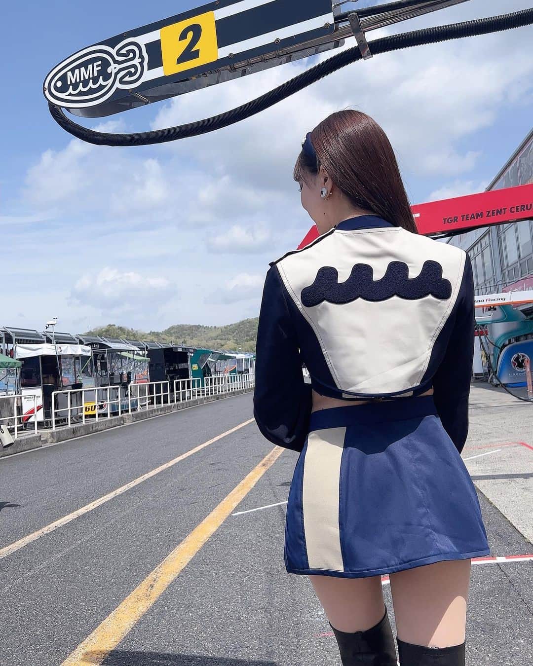 瀬谷ひかるのインスタグラム：「mutaのコス、後ろ姿もかわいい🥹🤎  @muta_racing  @mutaracing_wear   #supergt #muta #mutaracing #mutaracingfairies #mutamarine  #gt300 #ingingmotorsport #racequeen #model #camera #portrait #selfie #japanesegirl #レースクイーン #スーパーgt #ロングヘア #コスチューム #後ろ姿 #岡山国際サーキット #モータースポーツ好きな人と繋がりたい」