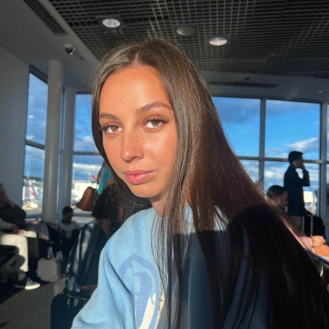 トミーシャ・クラークのインスタグラム：「flight delays + good lighting 💗 lashes always by @mirandathesalon」