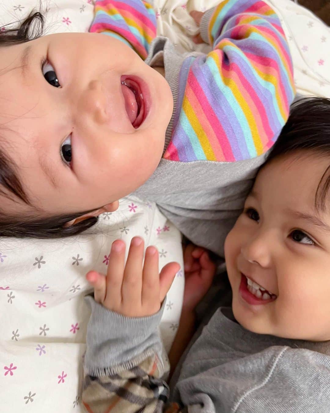 佐藤夏希のインスタグラム：「お布団使って2人で探検ごっこ🥹💕 べにちゃんandかいちゃん❤️❤️  #9months #生後9ヶ月 #生後9ヶ月女の子  #女の子ママ#ママスタグラム#mama#mamastagram#mamanoko#ママリ#成長記録#ママカメラ  #3児ママ#兄妹#ベビスタグラム#赤ちゃんコーデ #우리애기#男の子ママ#兄妹ママ #産後#産後ママ#産後ダイエット」