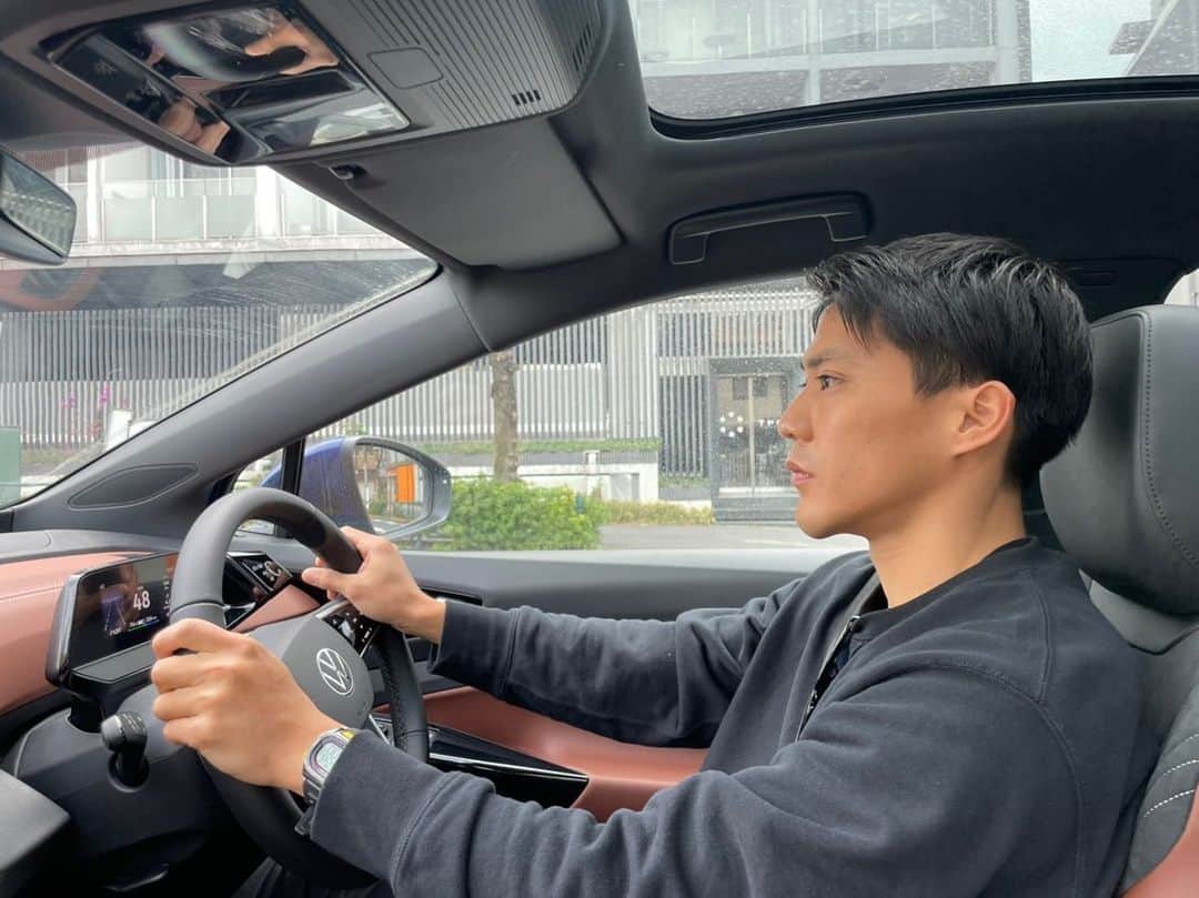 のインスタグラム：「【VW ID.4】  　4/2 東京六大学陸上の会場となった国立競技場に向かっています。試合に出場はできませんでしたが、国立競技場に向かう時はいつも気が引き締まります。 　はじめての電気自動車というのもありいろんな意味で緊張感もありましたが、id4はスムーズな加速とハンドリングでとても運転しやすかったです！😎  僕は、フォルクスワーゲンアンバサダーとしても活動しています！ フォルクスワーゲンアンバサダーとして車の未来を語る対談ムービーも、是非ご覧ください。✌️ https://www.youtube.com/watch?v=7FXq1R59YXI ※Volkswagenの公式Youtube Channelで配信中です！  #vw #Volkswagen #ID.4」