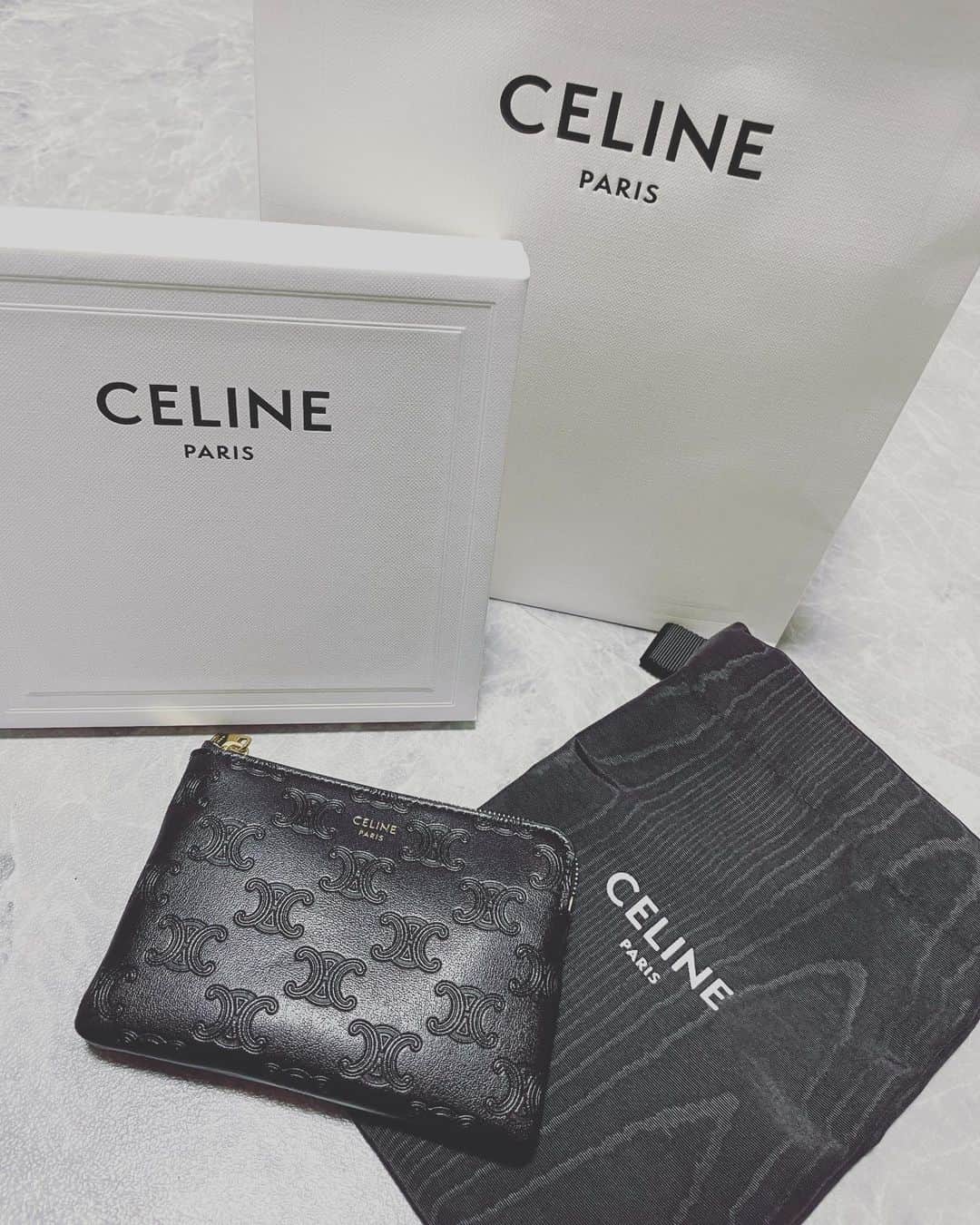 山口智也のインスタグラム：「最近よく見てたCELINE  年度が変わり気持ちを入れ替えようと思いお財布を買い替えた。  #celine」
