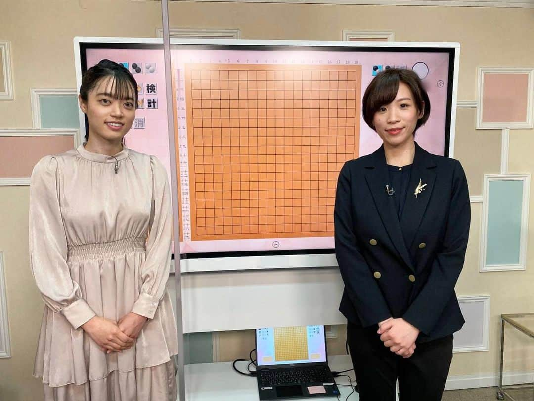 謝依旻のインスタグラム：「昨日のNHK杯、瀬戸大樹八段VS藤沢里菜女流本因坊の一戦はご覧いただけましたか？  今期から解説盤がタッチパネルとなりました❗️大盤に碁石を置いていく伝統的なやり方も好きですが、タッチパネル式の良さは、変化図を作るとき、以前より効率よくできるので、盤面に追いつかない心配はなくなりました✨  今期のNHK杯をまだご覧になってない方、ぜひ新しくなったNHK杯をご覧になってみてくださいね☺️✨  #囲碁 #nhk囲碁トーナメント」