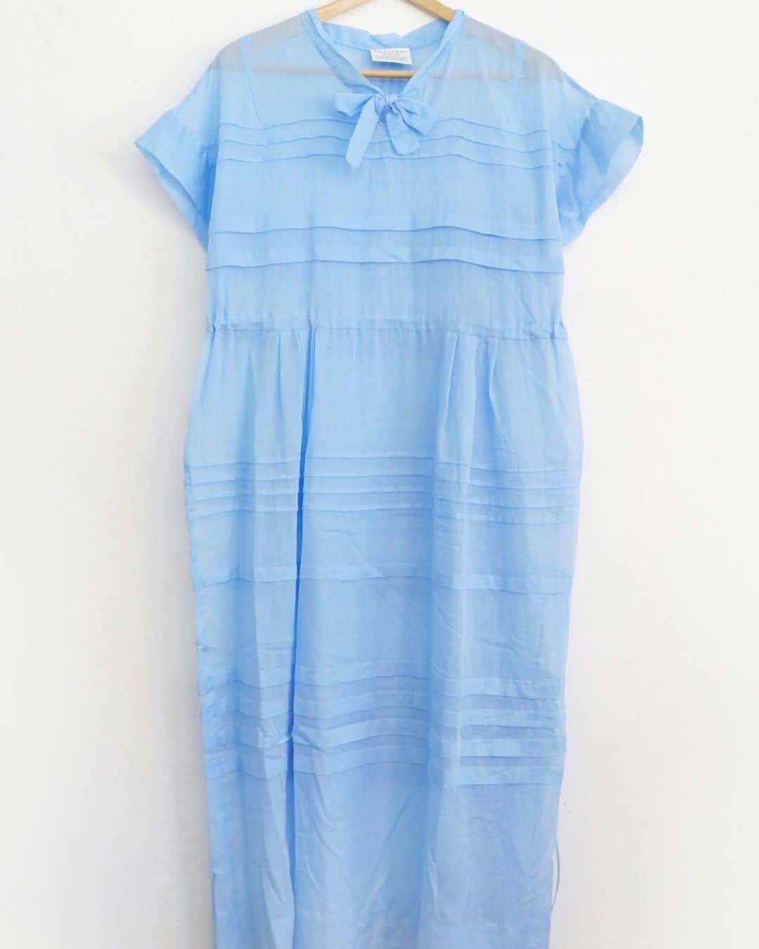 タピエスタイルさんのインスタグラム写真 - (タピエスタイルInstagram)「【NEW】"ANTIPAST" Cotton Lawn Dress  間もなく店頭に並びます LIGHT BLUE または REDからお選びいただけます。  ¥47,300税込   タックプリーツと小さめの胸元リボン 薄くて軽いコットンローン いろいろ便利に着回し出来そうな レトロ感楽しいワンピース 旅のお供にスーツケースに加える定番になりそうね アンティパストの洋服はガーリーも 他にはない完成度が高いおとな服  2023 spring/summer Cotton Lawn Dress ONESIZE  ANTIPAST全商品はこちら https://tapiestyle.katalok.ooo/ja/items?series_id=512  MATERIAL 綿 100% SIZE ONESIZE 着丈 / 124cm 身幅 / 55cm 肩幅 / 35cm 袖丈 / 18.5cm 袖幅 / 21.5cm 裾幅 / 80cm  ●取り扱い店舗  タピエスタイル 京都LAQUE四条烏丸店 〒600-8009 京都市下京区四条通室町東入函谷鉾町101 LAQUE四条烏丸 2F open:10:30～20:30 phone:090-8821-8681 アクセス・フロアガイド: http://laque.jp/floor_guide 京都市営地下鉄烏丸線「四条」駅 阪急京都線「烏丸」駅 22番・24番出口直結  京都駅から京都市営地下鉄 烏丸線各停 国際会館行で2駅 約6分  #antipast洋服 #antipst靴下 #アンティパスト洋服」4月17日 18時20分 - tapiestyle