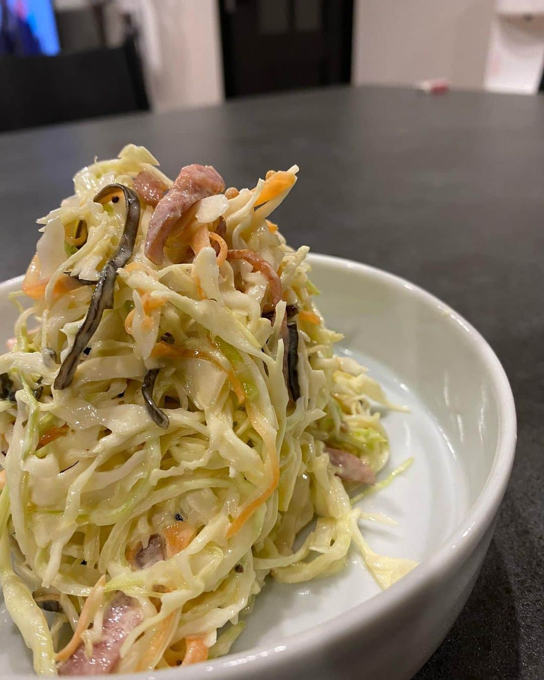 犬伏まりのインスタグラム：「すんごく美味しいから みんなに作ってみてほしい🤤  千切りキャベツのサラダ🥗  千切りキャベツ 塩昆布(パラパラしたやつ) ベーコン(なかったからウィンナー細切り) にんにく薄切り1片  塩胡椒 マスタード 酢 マヨネーズ 砂糖  作り方  ①キャベツは千切りにして 塩昆布を合わせ、塩胡椒ふる  ②フライパンにオリーブオイル、にんにくを入れ弱火にかけ 香りがたったらハムを入れこんがり 炒める！  ③熱々の②を①に入れてよく混ぜる  ④お酢、砂糖、マスタード、マヨネーズを入れて混ぜる  キャベツ1/4玉分の千切りに 調味料の分量はだいたい  砂糖　小さじ2 酢　大さじ1 マヨネーズ　大さじ2 マスタード、塩胡椒はお好みで  って感じ❣️  これ作り置きにもオススメだし 野菜をあまり食べてくれない家族も 結構食べてくれるかも‼️  #ぶっしー食堂　#おつまみサラダ #あてになるおかず #野菜レシピ　#キャベツレシピ  #つくりおき　#お弁当　#ダイエット　#ヘルシー　#サラダが主役」