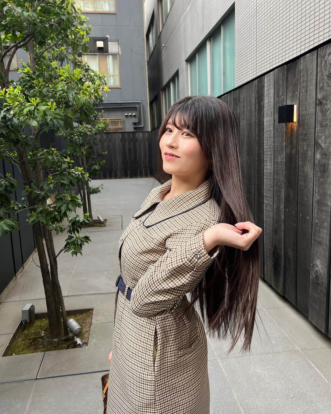 ちとせよしののインスタグラム：「トリートメント行った日の☺︎︎ 風が強かった😹😹 サラサラ具合伝われ~！笑 夏前にちょっとだけ短くするか悩み中💭  まつパは @futuro_eyelash さんにて👀♡  #redyazel #ミニワンピ #春コーデ #ロングヘア #髪質改善トリートメント」