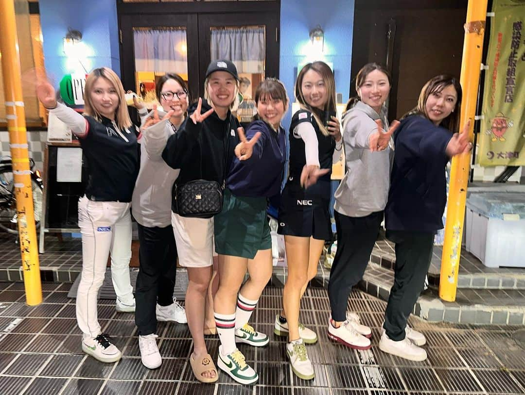 吉田有里のインスタグラム：「🐥同級生会🐥 全員は集まれてないけど、サプライズで誕生日お祝いしてくれました🥹♥️しかもいっちばん好きないちごタルトで🍓 上田桃子さんから頂いたいちごのピアスしててよかったです！🍓 みんな本当にありがとう🥹🥹🥹 ・ 私へ送っていただける誕生日プレゼントはほとんどがフルーツとDIORです😂🍓 美味しすぎるフルーツが毎日食べれて、大好きなものが身の回りに溢れすぎて感激です🥹 たくさんありがとうございます🍀 ・ ・ #2000年」