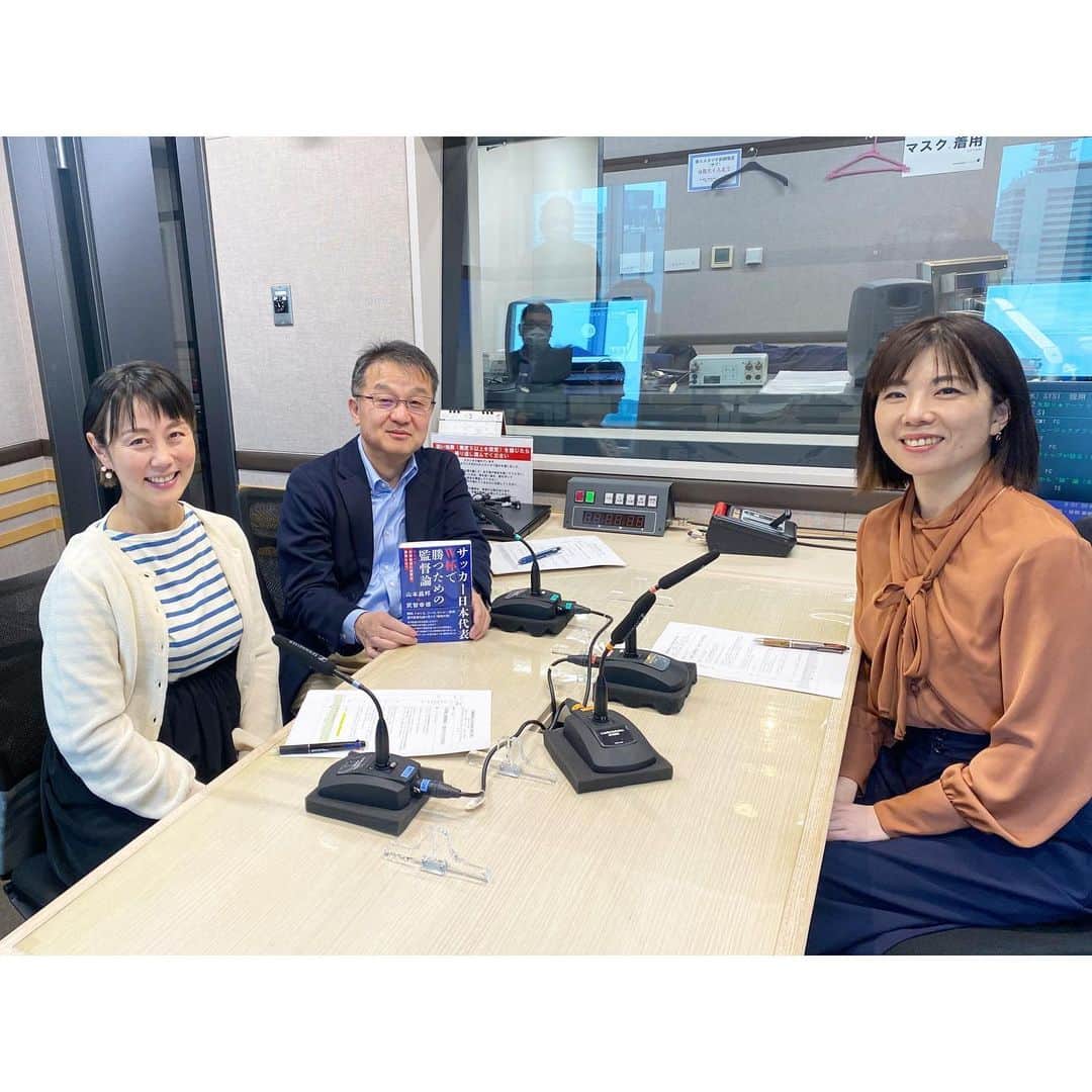 新井麻希のインスタグラム：「* 『武智幸徳のピッチの空耳』 毎月第3、第4月曜夜6時～放送中です📻⚽️  第29回は、4月17日（月）午後6時からです！  今回のゲストは、公益社団法人日本女子プロサッカーリーグ（WEリーグ）第2代チェアの高田春奈さん！！！！！！  とてもとても素敵な方で、武智さんも私も、髙田さんのお話に引き込まれていきました。  WEリーグ、認知度を高めないといけないと言う大きな課題があると思いますが、期待もしています！それについても刺さる言葉をくださっています😭  ↓プロフィール、ピッチの空耳のHPから借用しました🥰↓  高田さんは1977年、長崎県佐世保市のご出身。 国際基督教大を卒業後、ソニーで4年半勤務したのちに独立。2008年に東大経済学部、2015年に東大教育学部を卒業し、現在、東大大学院教育学研究科博士課程で研究を継続中です。 2020年1月にV・ファーレン長崎の社長に就任、2022年3月にJリーグ業務執行理事になられた後、9月に公益社団法人日本女子プロサッカーリーグ、WEリーグの第2代代表理事、チェアになられました。  今回のテーマは「WEリーグの魅力とチェアの仕事　その1」来週は「その2」です！  高田さんがサッカーと関わることになったきっかけや、プロサッカークラブ社長、Jリーグ業務執行理事からWEリーグチェアに就かれるまでのプロセス、現在のお仕事などについてうかがいます。  是非⚽️ 放送後は、ポッドキャストでもお聴き頂けます！  #ピッチの空耳 #WEリーグ」