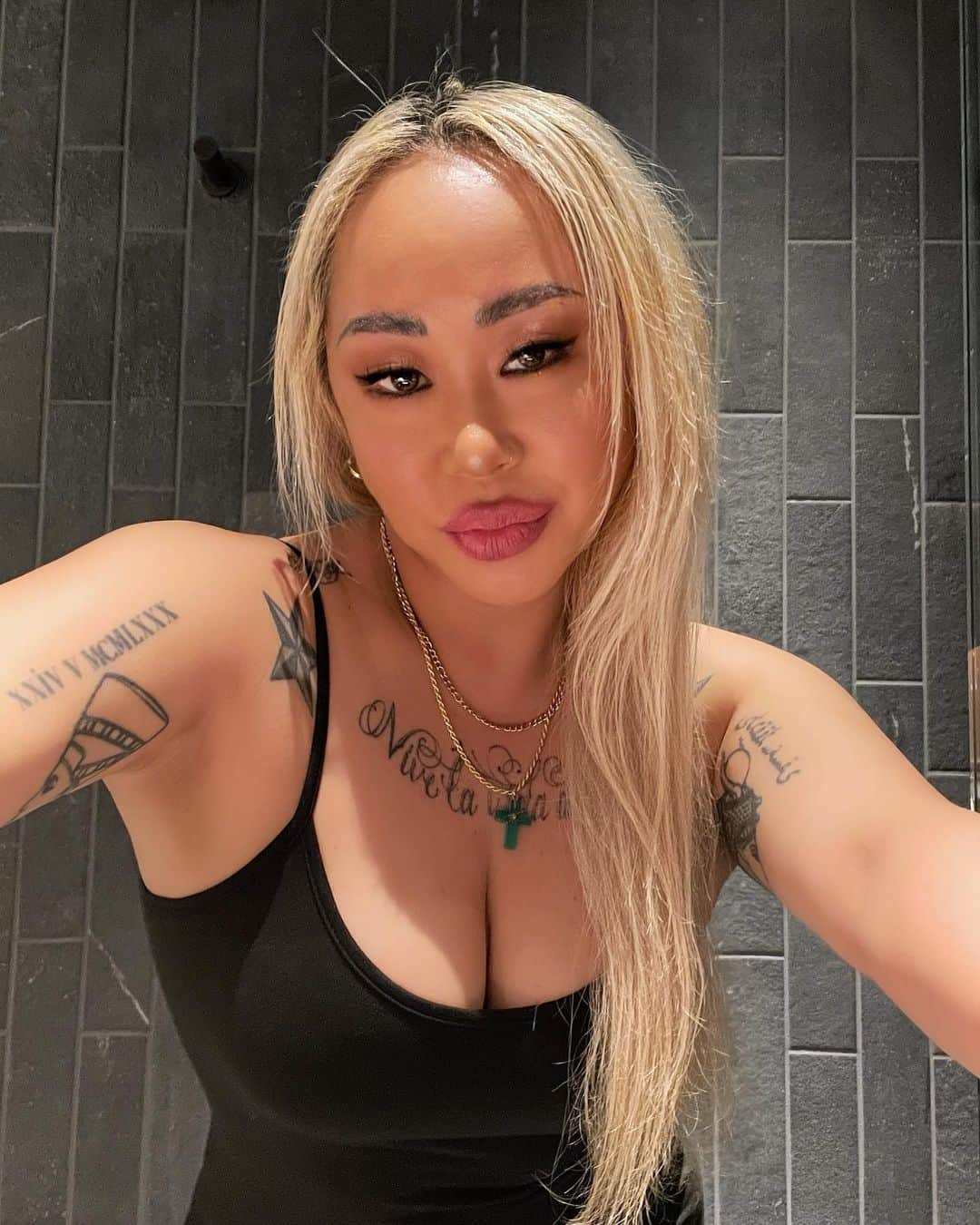 ルナのインスタグラム：「良く質問に来るネックレスは私がイメージしたデザインをオーダーして作っていただいた @_______ang Original jewelry💎 付けっぱなしでいたいからゴツ過ぎずシンプル過ぎないチェーンの太さも絶妙なバランスがso goooood!!」