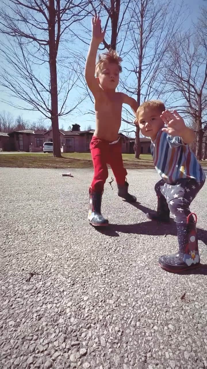 アレクサ・ヴェガのインスタグラム：「“Who wants to see come karate moves” #parentlife」