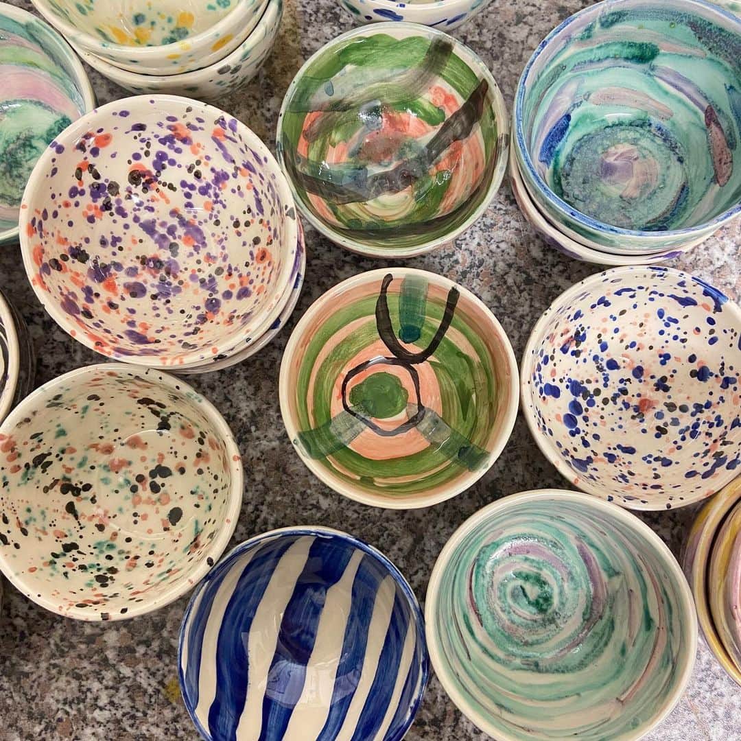 スタースタイリングのインスタグラム：「Painted some bowls… 🍚🥣🍲 #handpaintedbowl #ilovecolors #ceramicbowl #starstyling」