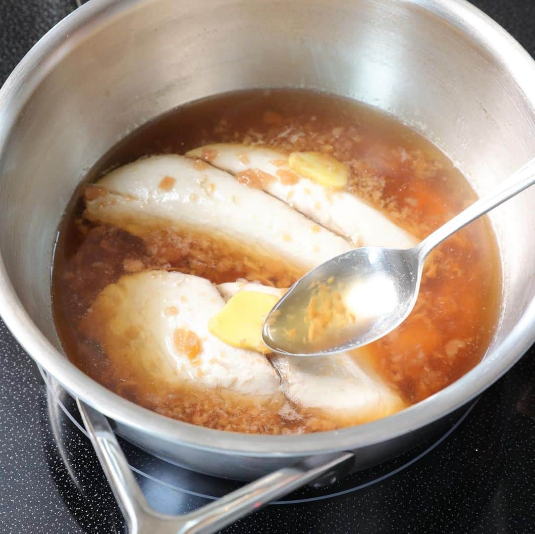 ぐっち夫婦さんのインスタグラム写真 - (ぐっち夫婦Instagram)「春のお魚レシピ🐟🌸 今日は「さわらの梅生姜煮」  さわらを梅肉、しょうがと合わせて シンプルに素材の味わいを楽しめる梅生姜煮。  いっけん難しそうな魚料理も下処理をして煮るだけ簡単！ しょうがと梅のさわやかさがおいしい＾＾ 炊き立てのごはんにお味噌汁と合わせたい感じ😁🙋‍♂️ ブリやタラなどの白身魚でもOK！  献立悩むとお肉になりがちだけど お魚をおいしく食べれるのはやっぱりうれしい😋🙋‍♀️  ☻☻ⒽⒺⓁⓁⓄ☻☻  「さわらの梅生姜煮」 🥞分量：2人分 ⏰調理時間：20分ほど ⭐️難易度：★★☆ 鰆（切り身） 2切れ しょうが 1かけ 梅干し 1個 大葉 2〜3枚 塩 少々 酒 大さじ1 【A】  水 200ml 酒 大さじ2 はちみつ 大さじ1と1/2 しょうゆ 大さじ1と1/2 🐣下準備🐣 ・鰆に酒と塩を振り、10分ほど置き、ペーパーなどで水気を取る。 ・梅干しの種を除いて刻む。 ・しょうがは皮付きのまま薄切りにする。 ・大葉は千切りする。  🙋‍♂️煮汁をあたためる🙋‍♀️ 鍋にAの材料、しょうが、梅干しを入れて温める。  🙋‍♂️煮る🙋‍♀️ 鰆を並べ、落とし蓋をし、煮汁をかけながら5〜7分煮る。  🙋‍♂️仕上げる🙋‍♀️ 鰆を皿に盛り、煮汁を煮立て、とろみがついたら上にかける。 大葉をのせる。  ぐっち夫婦の今日なにたべよう？🙋‍♂️🍽🙋‍♀️  **★  🐣お知らせ🐣  📘✨好評発売中！ 「いろいろつくってきたけど、やっぱりこの味」  🎦 YouTube 【ぐっち夫婦のふたりごはん】でも レシピ配信しています〜！ 遊びにきてね🙋‍♂️🙋‍♀️ @gucci_fuufu  💬 LINEでレシピ検索できます！ @gucci_fuufu にて  ☻☻ⒽⒺⓁⓁⓄ☻☻  #japanesefood #japanesefoods #レシピ #料理記録 #手作り料理 #簡単レシピ #ふたりごはん#夕ご飯 #晩ごはん #手料理 #今日のごはん #ぐっち夫婦 #料理動画 #YouTube料理動画 #料理好きな人と繋がりたい #ぐっち夫婦レシピ #魚レシピ #春レシピ #梅レシピ」4月17日 18時27分 - gucci_fuufu