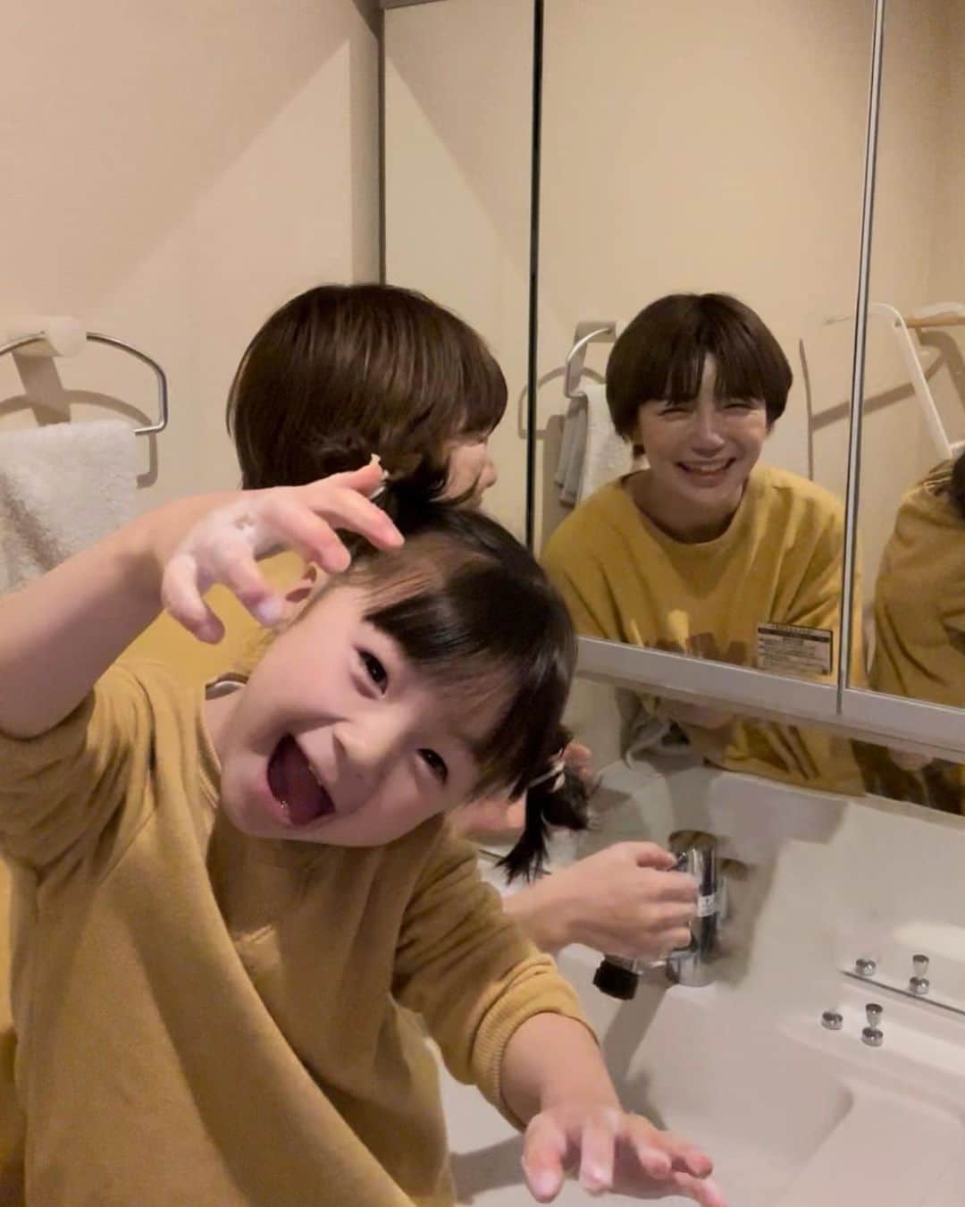 長谷川あやのインスタグラム：「・ 春休みそして午前保育で スキンケアの時間もてんやわんや👩👧笑  いつもなら諦めていた スキンケアタイムも ここ最近 せっかくお肌の調子がいい日が 続いているので なるべく頑張ろうと🙋!!!  4枚目はスキンケアのスタメンて☝️ シーボン ルミナス エモリエントローション(化粧水) シーボン CHエッセンス MDS★(美容液) シーボン アセンディングエッセンス MDS★(美容液)朝  シーボン MEエッセンス MD★(美容液)夜  フェイシャリストホワイト モイスチャークリーム★ (クリーム)  ★医薬部外品  このアイテムはC'BONさんにて 月一でお肌の解析やフェイシャルケアを していただいている中で お肌に合うものを選んでもらったもの✨  いままで定期的にお肌の調子が  くずれる時期があったのですが  ここ最近お肌の治安がたもたれている💭  私が受けたトライアルプランを 1500円のところ500円(税込)で受けられる 素敵な予約コードをご用意していただきました✨  コード【ha2302】(2023年5月末予約分まで) @cbon_jp のプロフィールURLから予約できます!! フェイシャルケアもとっても気持ちいいので ぜひ使ってみてください😌  #CBON#シーボン#マイシーボン#シーボントライアルプラン体験 #フェイシャルケア#スキンケア」