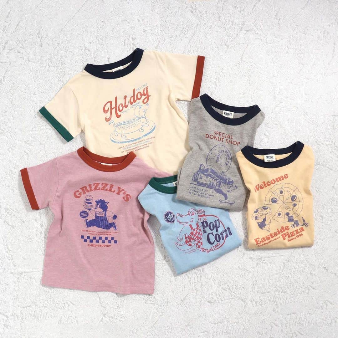 のインスタグラム：「new arrival 『フードモチーフ』のリンガーTシャツは、ヴィンテージな古着感がポイント。 🍕🍩🍔🌭🍿それぞれにちょっぴりおちゃめなアニマルも登場しているよ♪ どのデザインが好きですか？＾＾   ■フードモチーフTシャツ (J207253) ￥1,790(税込)　80cm-140cm   #ブリーズ #breeze #ブリーズキッズ #キッズ服 #子ども服 #おしゃれキッズ #キッズファッション #キッズコーデ #プチプラコーデ #男の子コーデ #むすこーで #男の子服 #娘コーデ #女の子コーデ #女の子服 #おろそい #リンクコーデ #ブリーズコーデ #Tシャツ #キッズTシャツ」