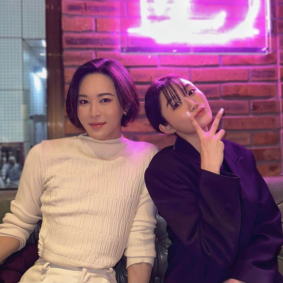 のインスタグラム：「2ショットだと思うやん...？(続き見て)  顔タイプも､骨格タイプも､性格も､何もかもが完全に真逆だけどソウルメイト👭 そういう存在がいる私は恵まれている...！」