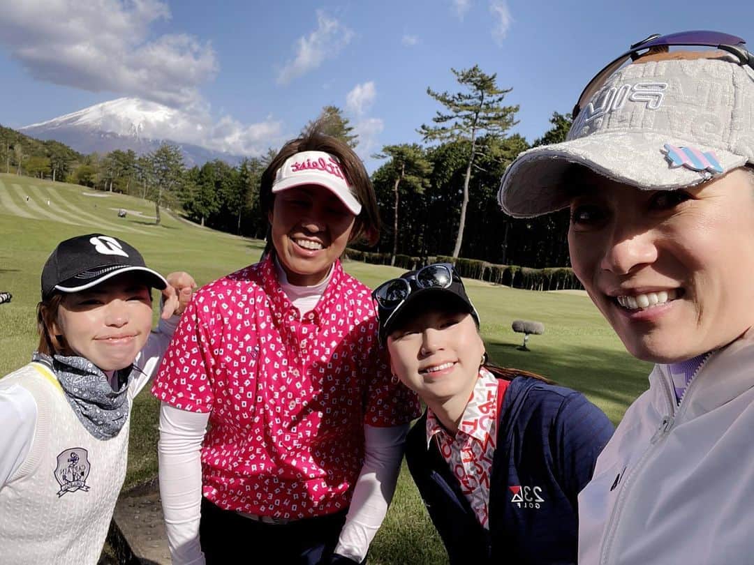 佐藤のぞみのインスタグラム：「OKトーナメント⛳️ 一緒の組のプロたちと😃 与那覇ちゃん、瀬川さん、莉彗子ちゃんありがとうございました〜❣️  12フィートのグリーン✨素晴らしいコースコンディションでした！ ありがとうございました😊  #ゴルフ#試合#プロゴルファー#⛳️」