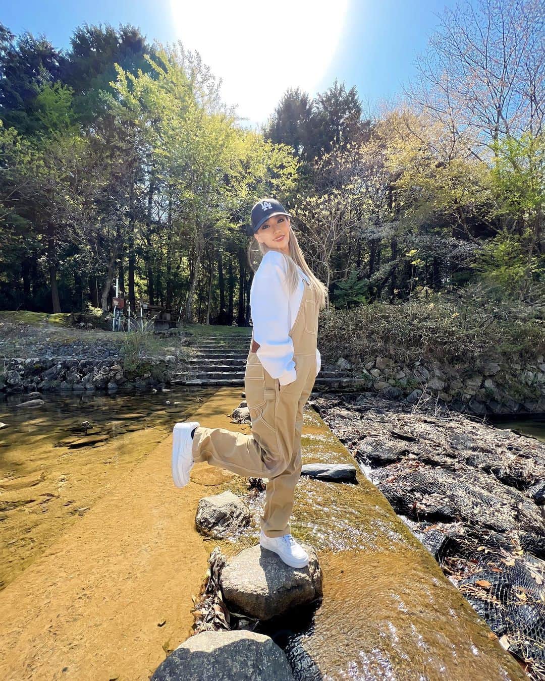 MIKUさんのインスタグラム写真 - (MIKUInstagram)「大自然🌿💚 夏は川でバーベキューとかしたいな🍖🤎 . (なんか顔あたりによく分からん丸いのあるけど気にしないで) . #airisjapan #アイリスジャパン #双子 #キャンプ女子」4月17日 18時33分 - miku_enamiku